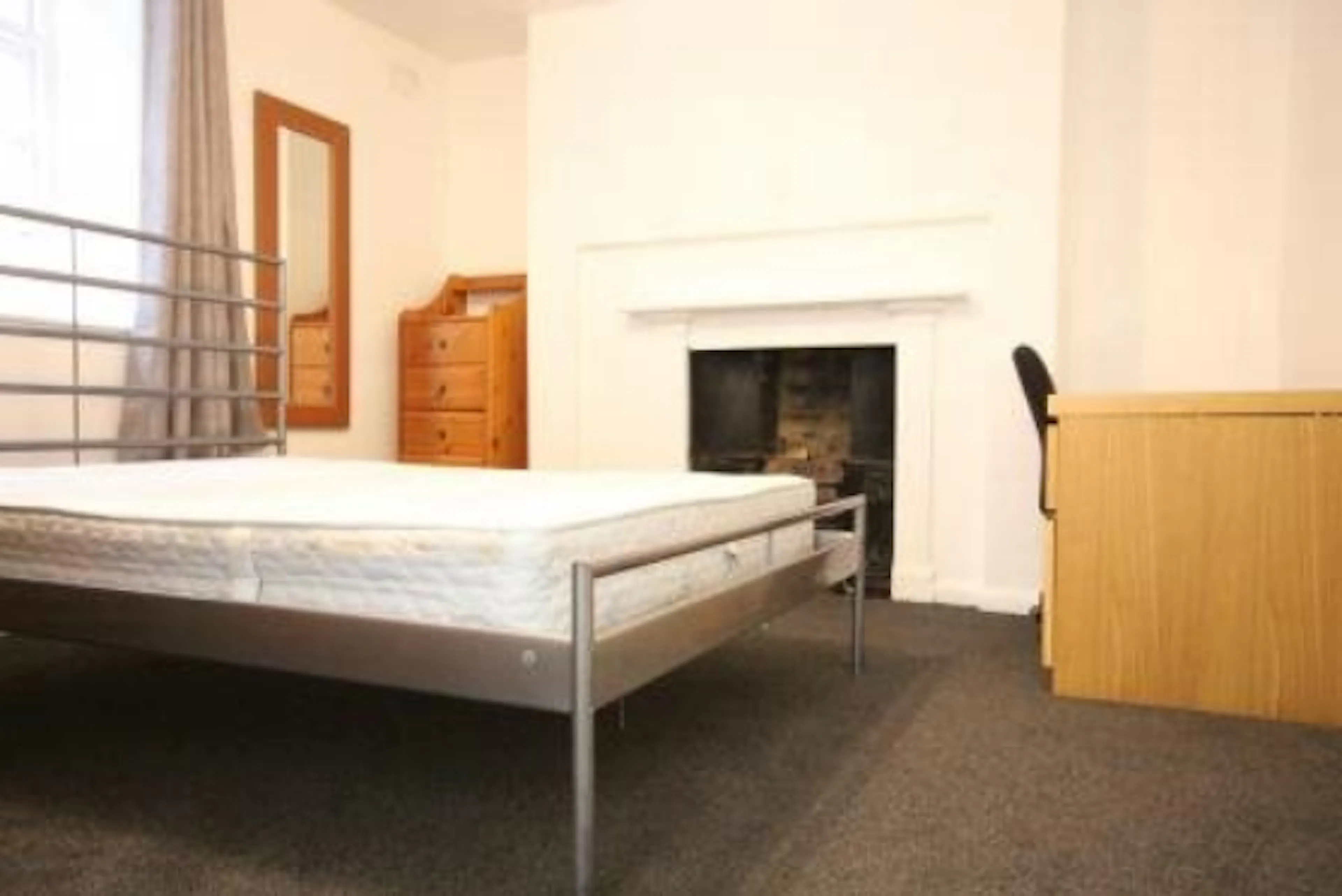 6 Bedroom Apartment ROOM 1