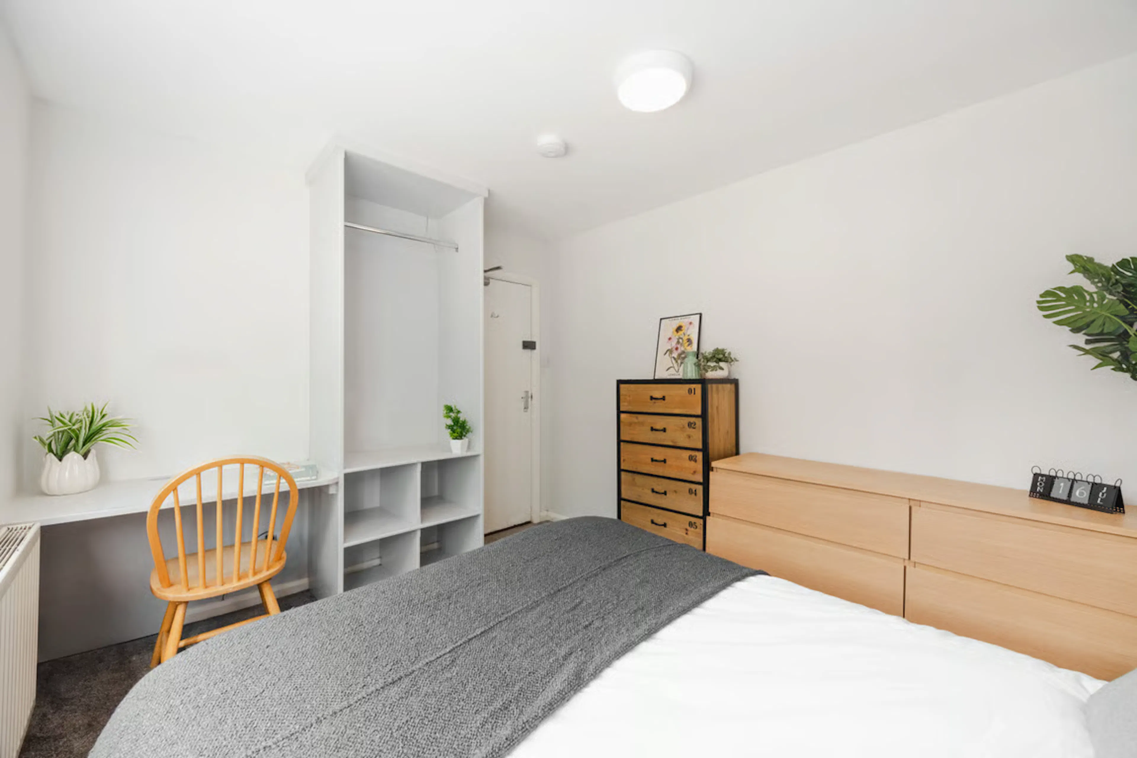 6 Bedroom Apartment ROOM 1