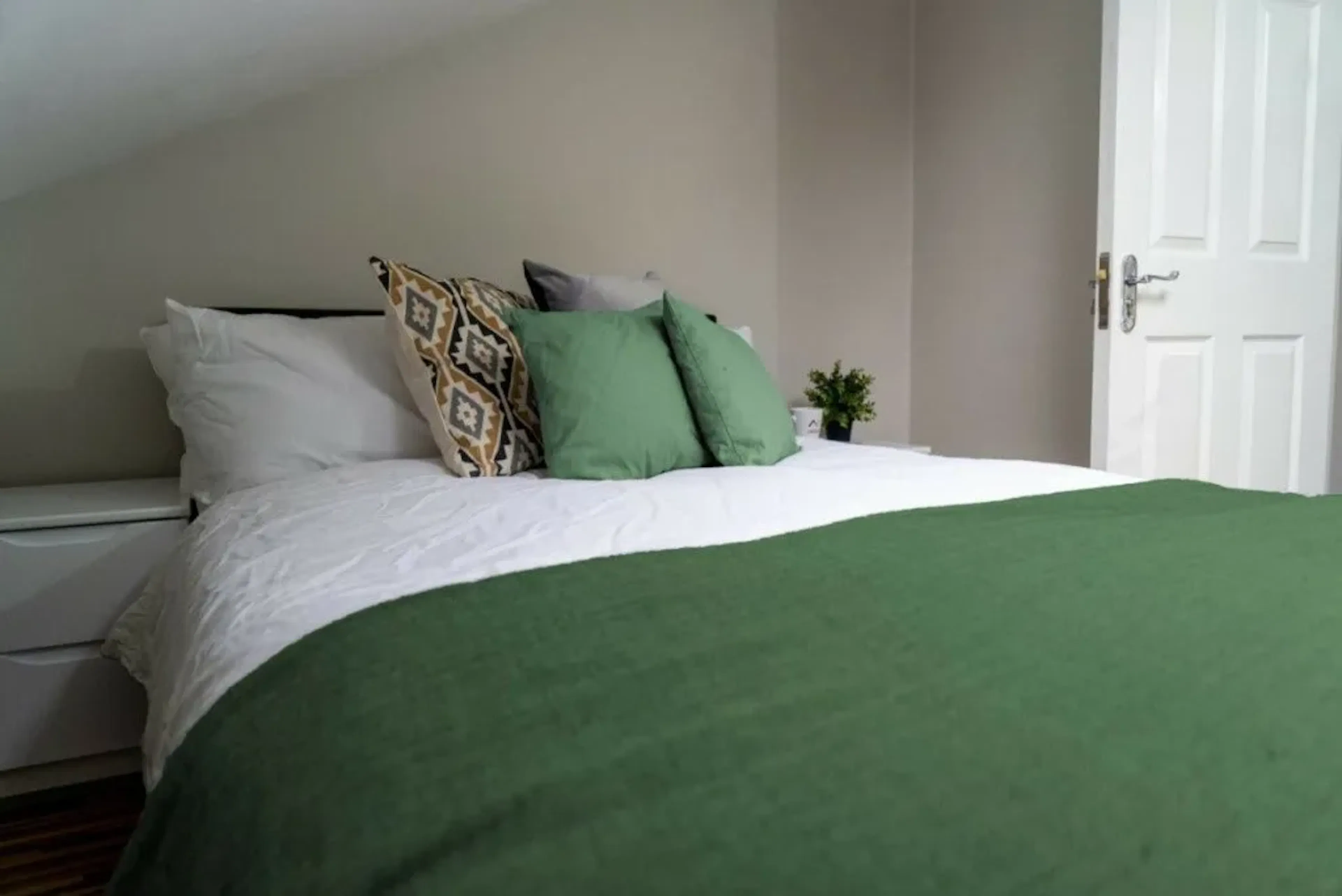 6 Bed Apartment ROOM 2