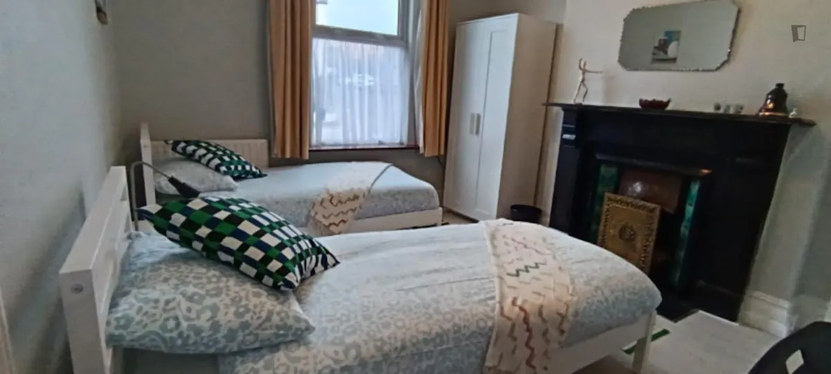 Bed in a cosy twin bedroom, in Glasnevin ROOM