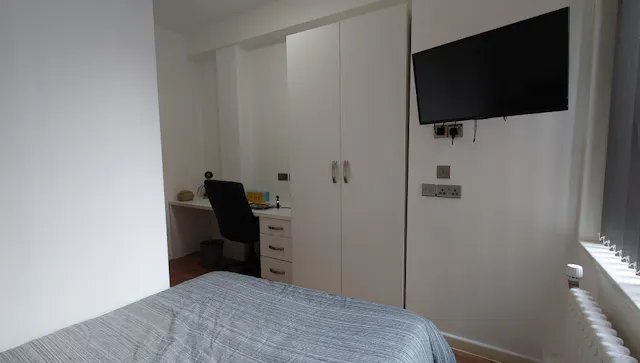 Ensuite room image 2