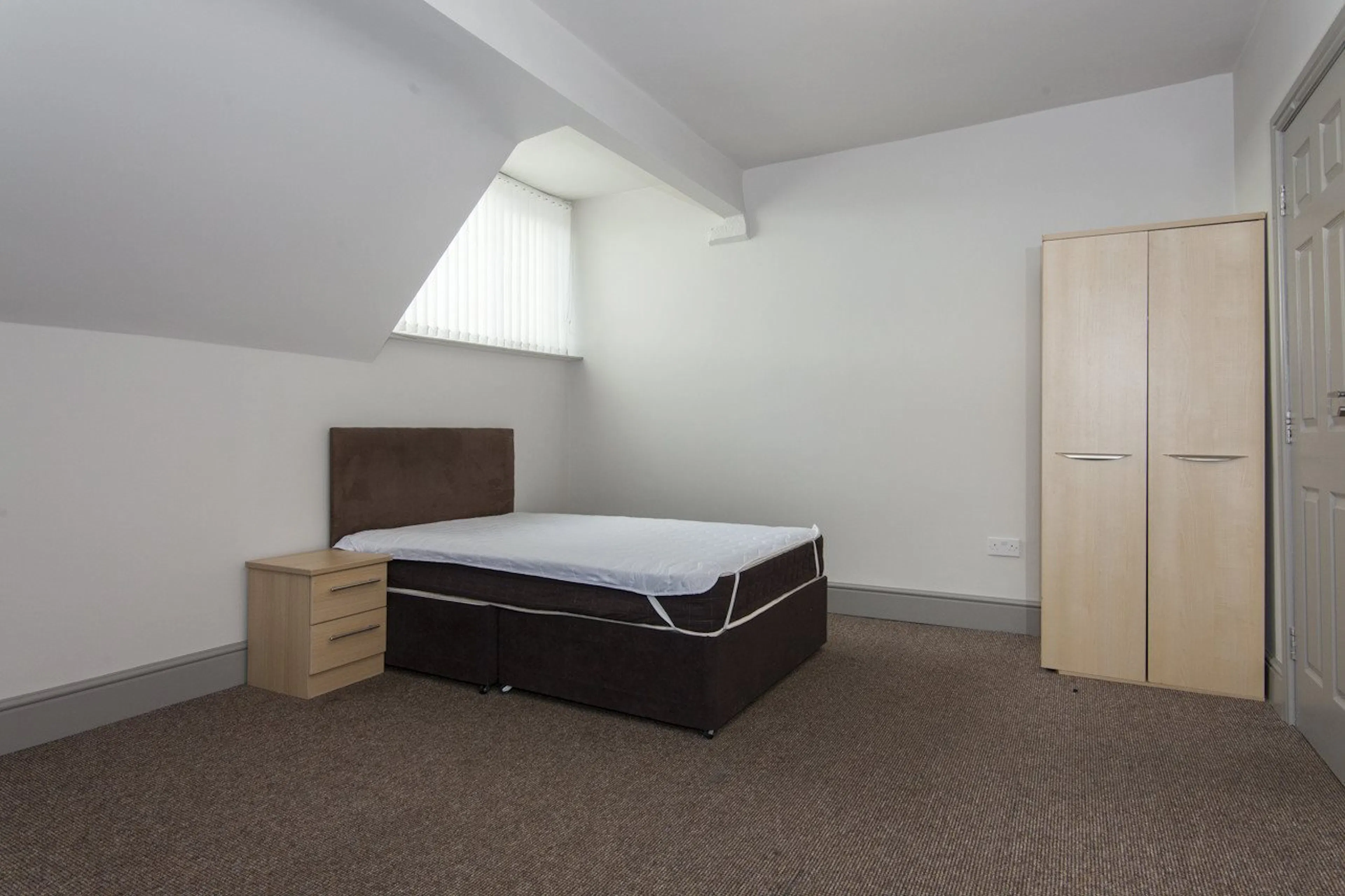5 Bedroom Apartment ROOM 1