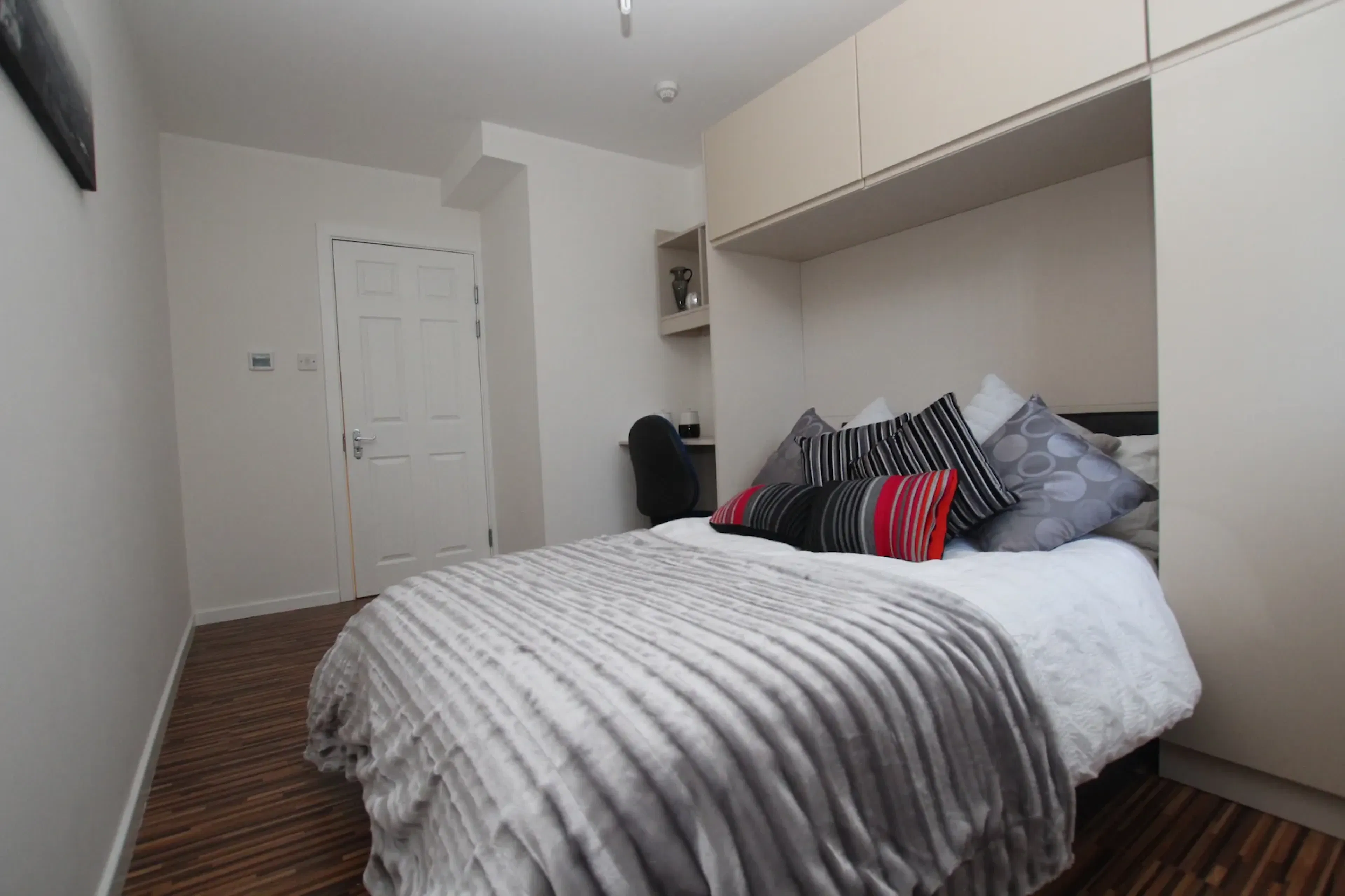 6 Bed Apartment ROOM 1