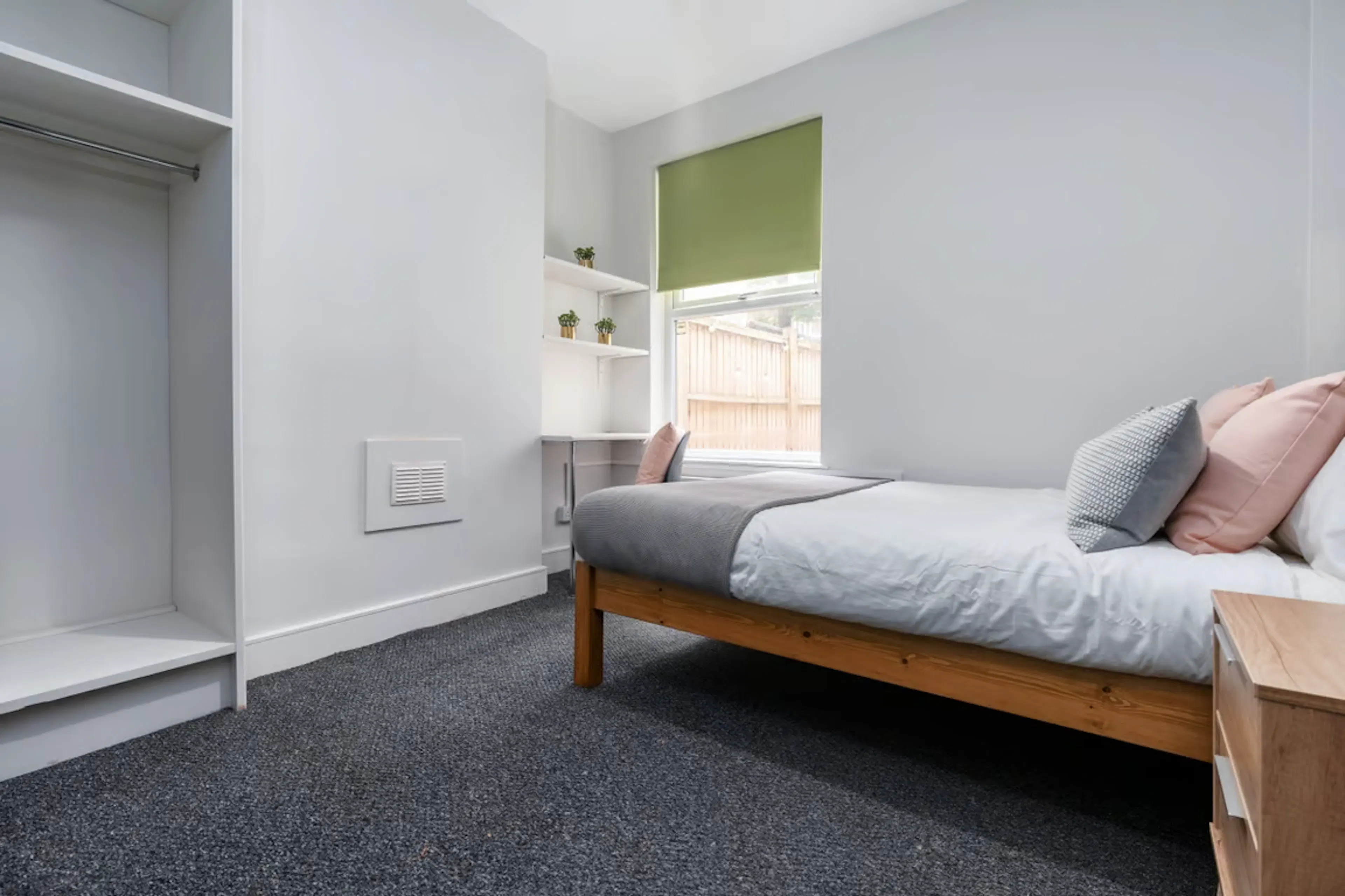 6 Bedroom Apartment ROOM 1