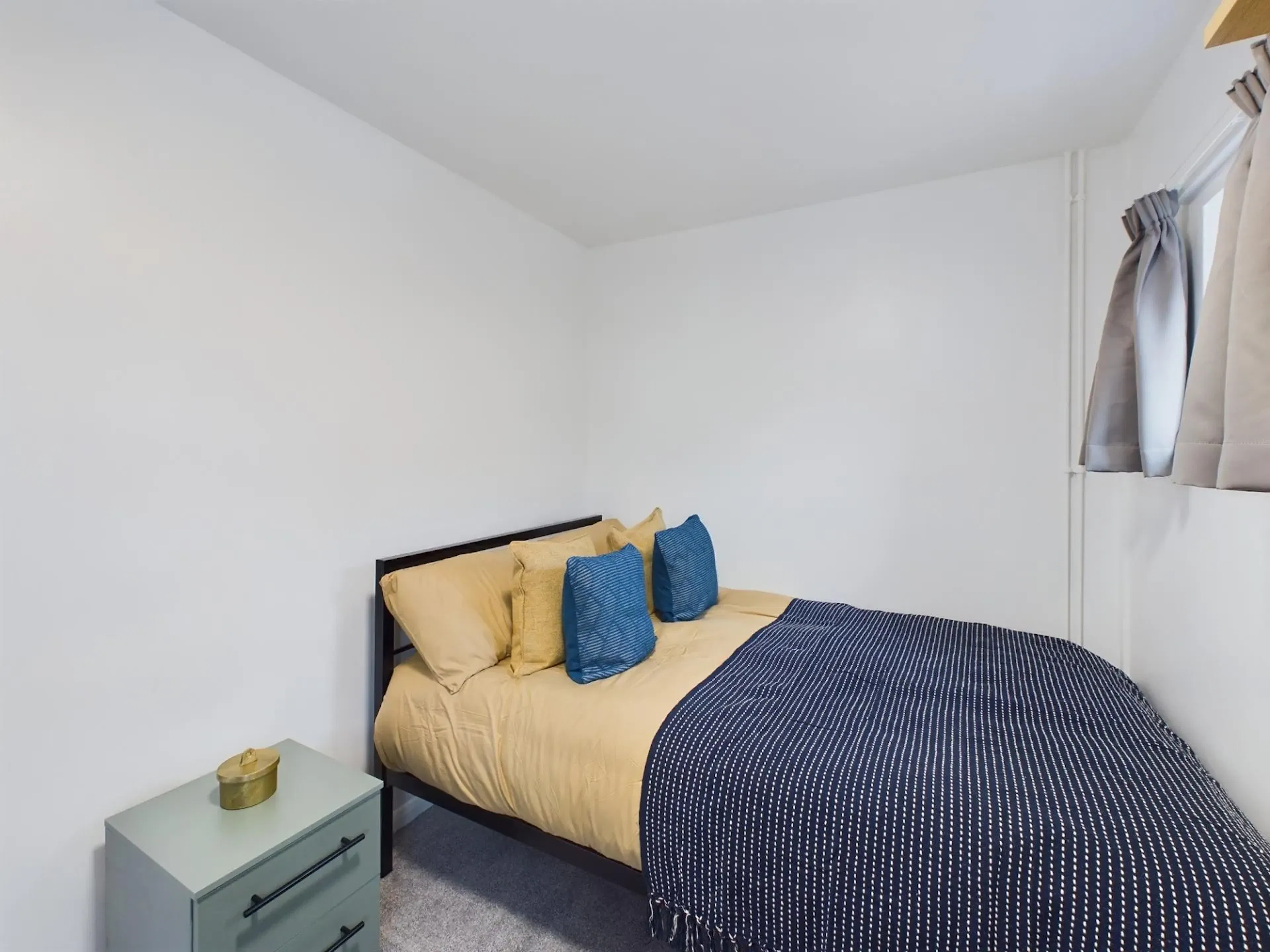 6 Bedroom Apartment ROOM 1