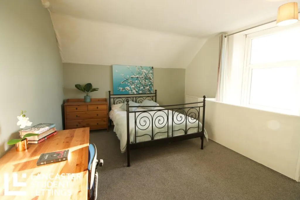 3 Bedroom Apartment ROOM 1