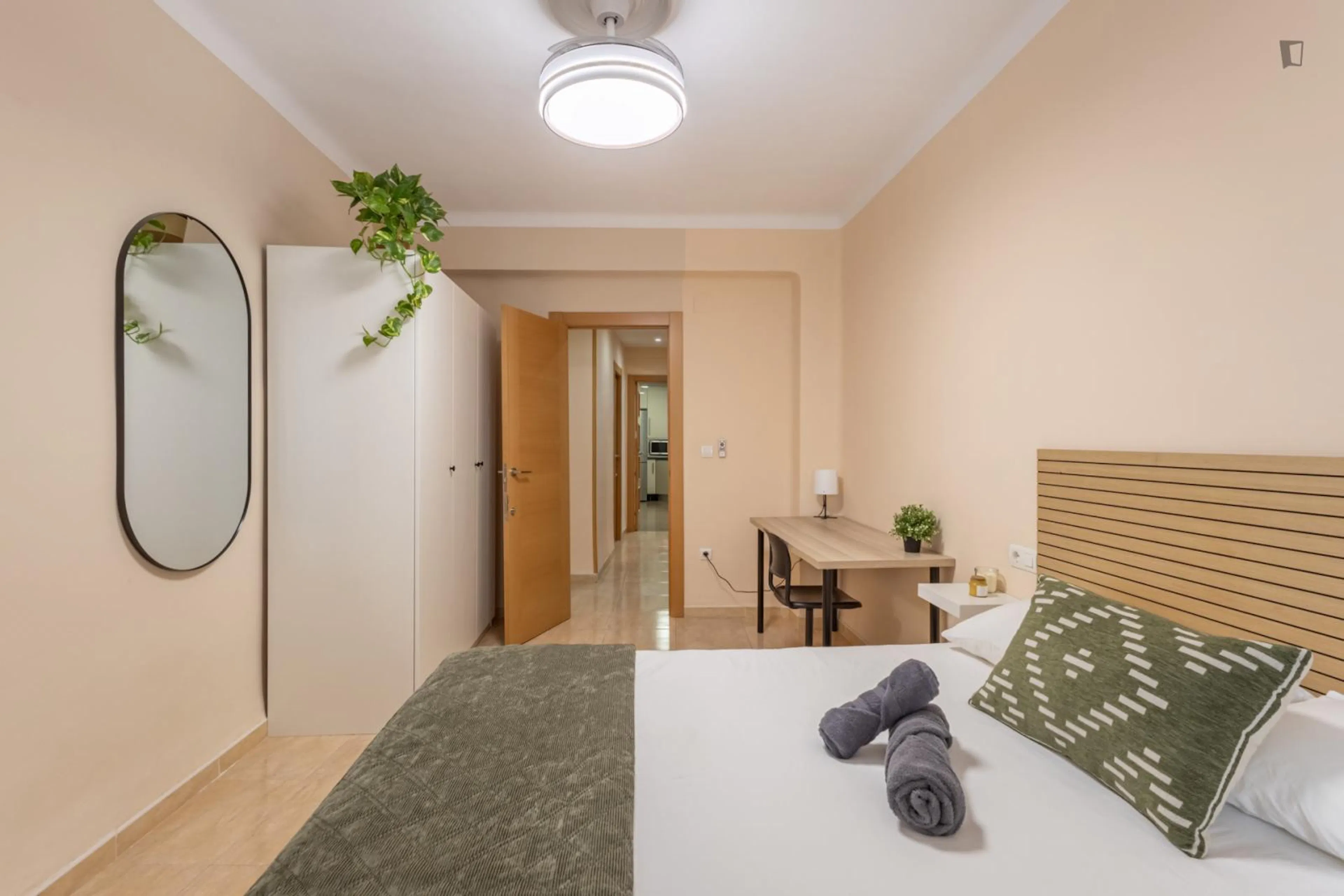 6 Bedroom Apartment ROOM 1