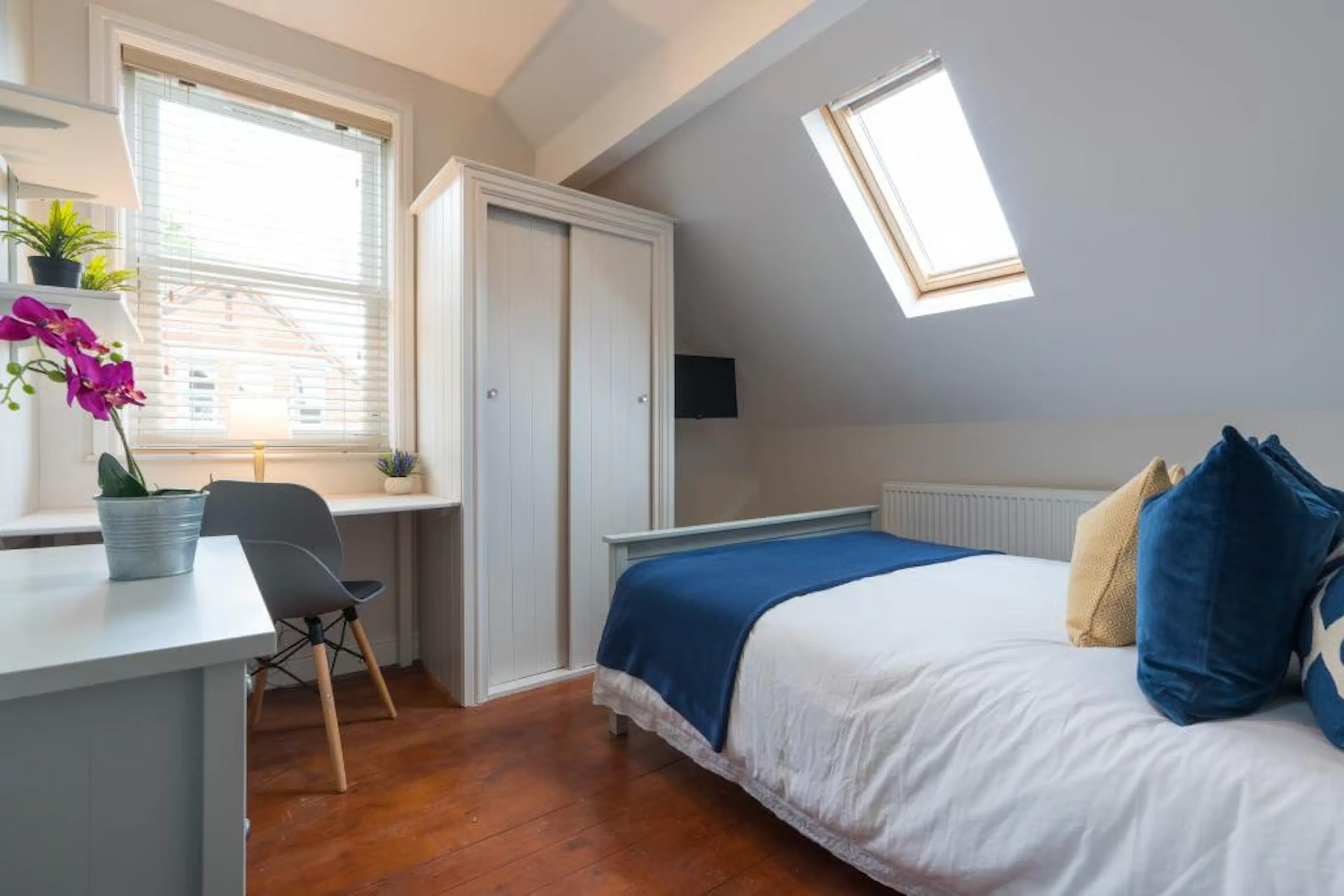 6 Bedroom Apartment ROOM 1