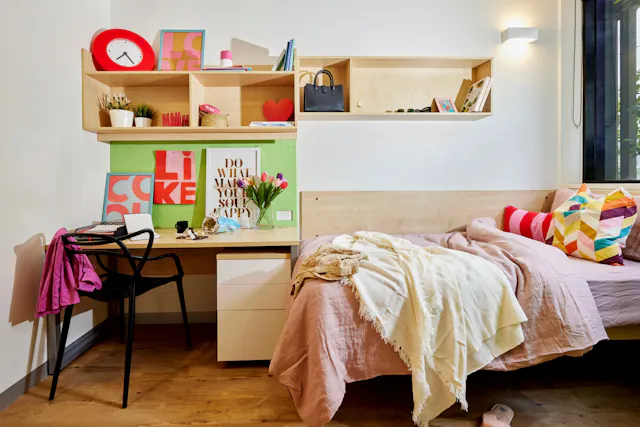 Twin Room In a 8 bedroom Apartment room image 2