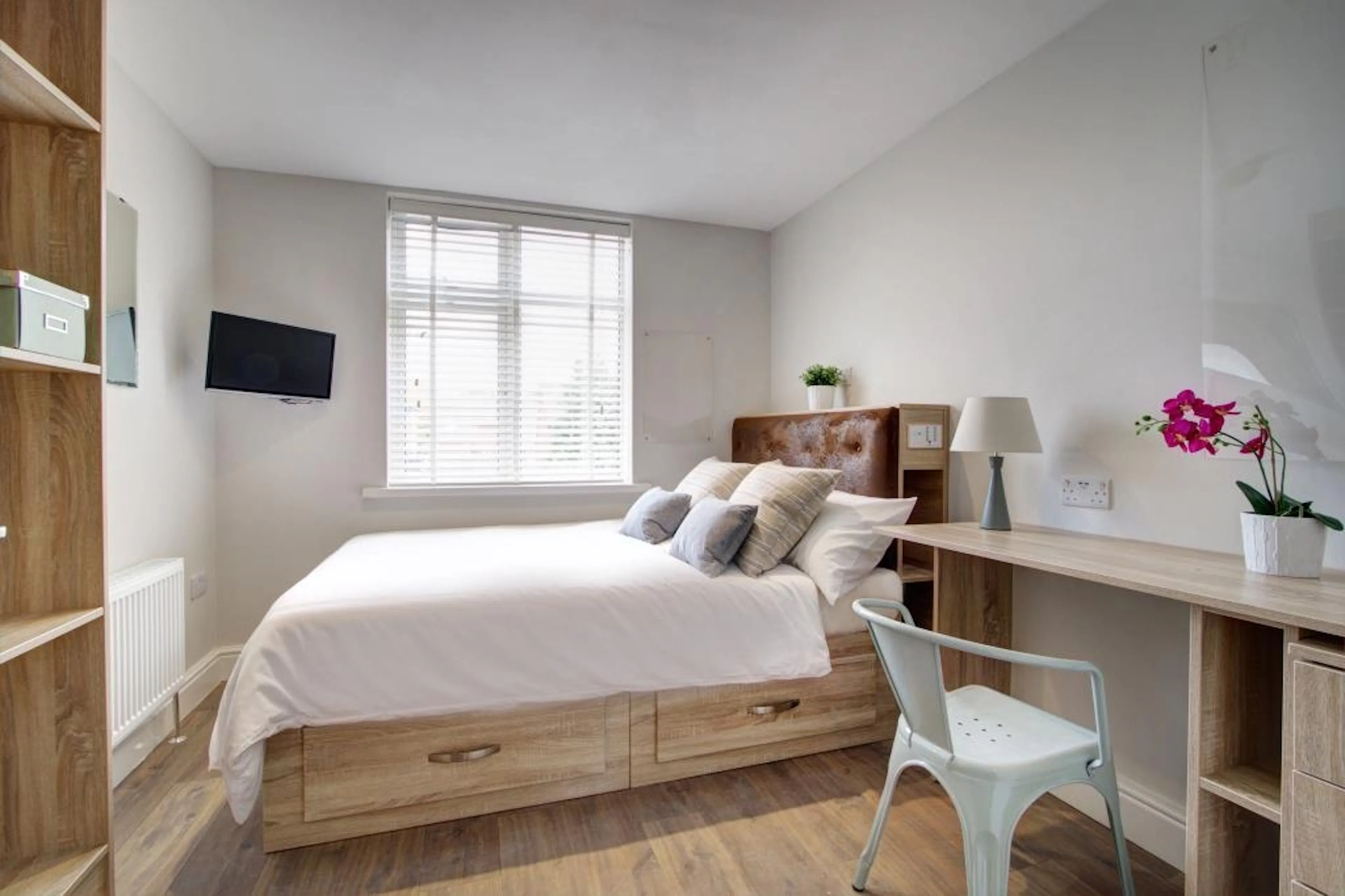 Five Bed Apartment ROOM 1