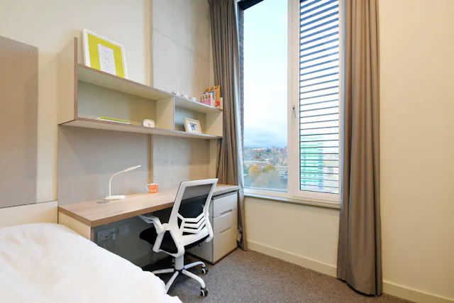 Starter En-suite room image 2