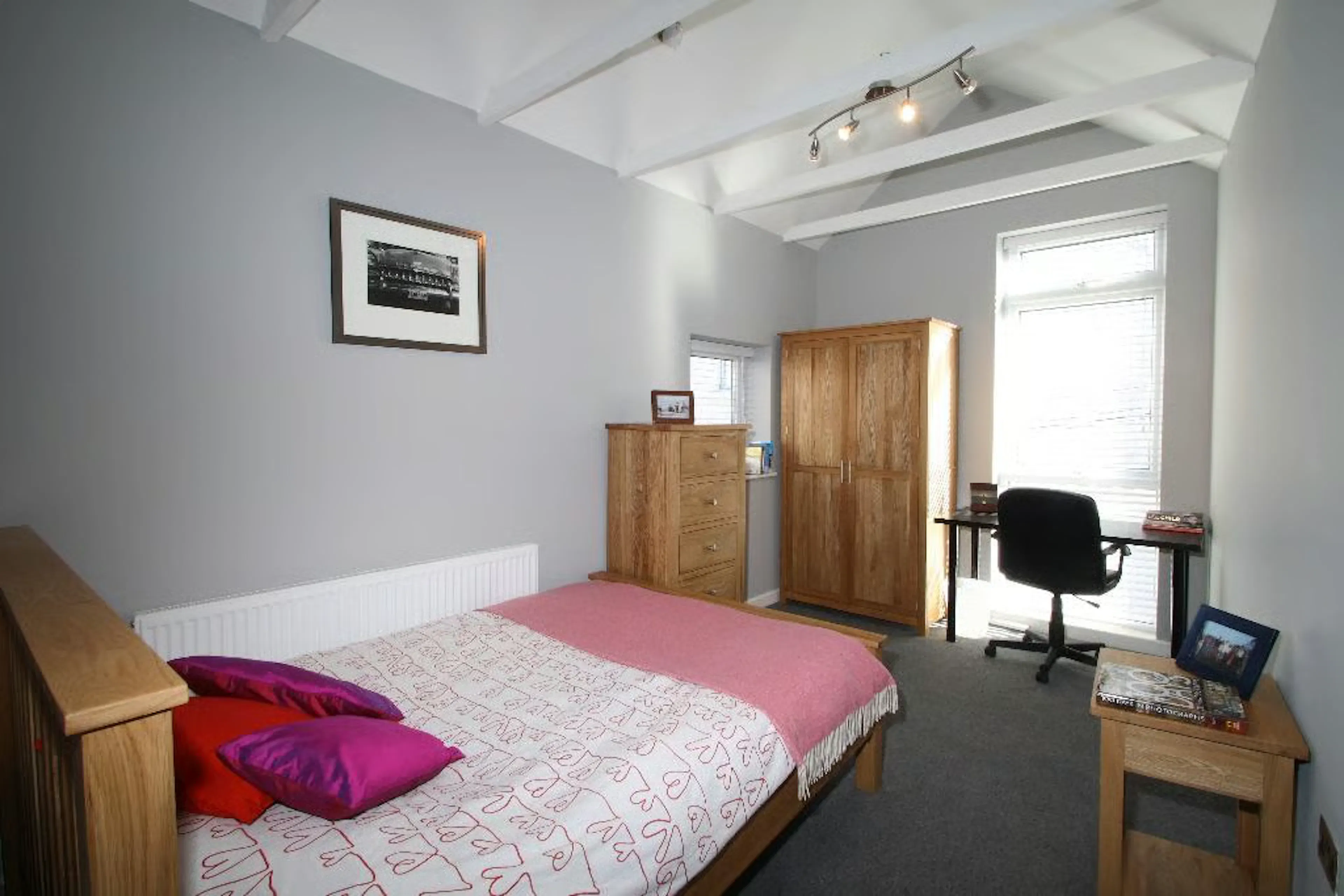 6 Bedroom Apartment ROOM 1