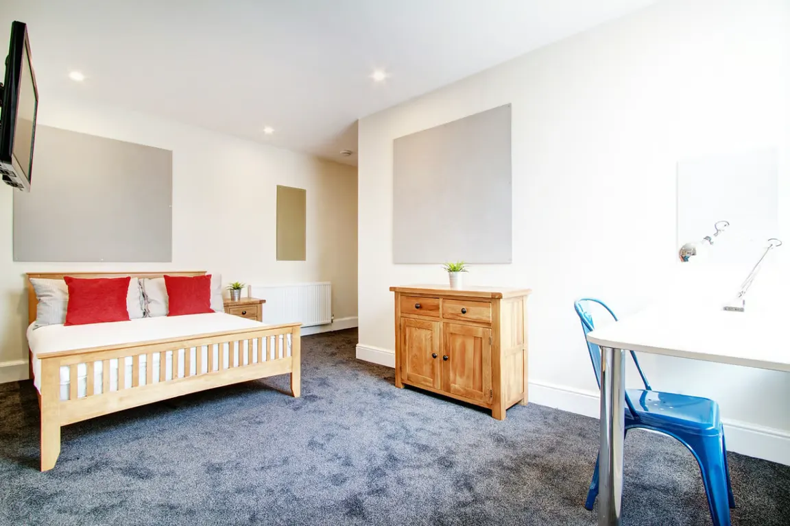 8 bedroom apartment ROOM 1