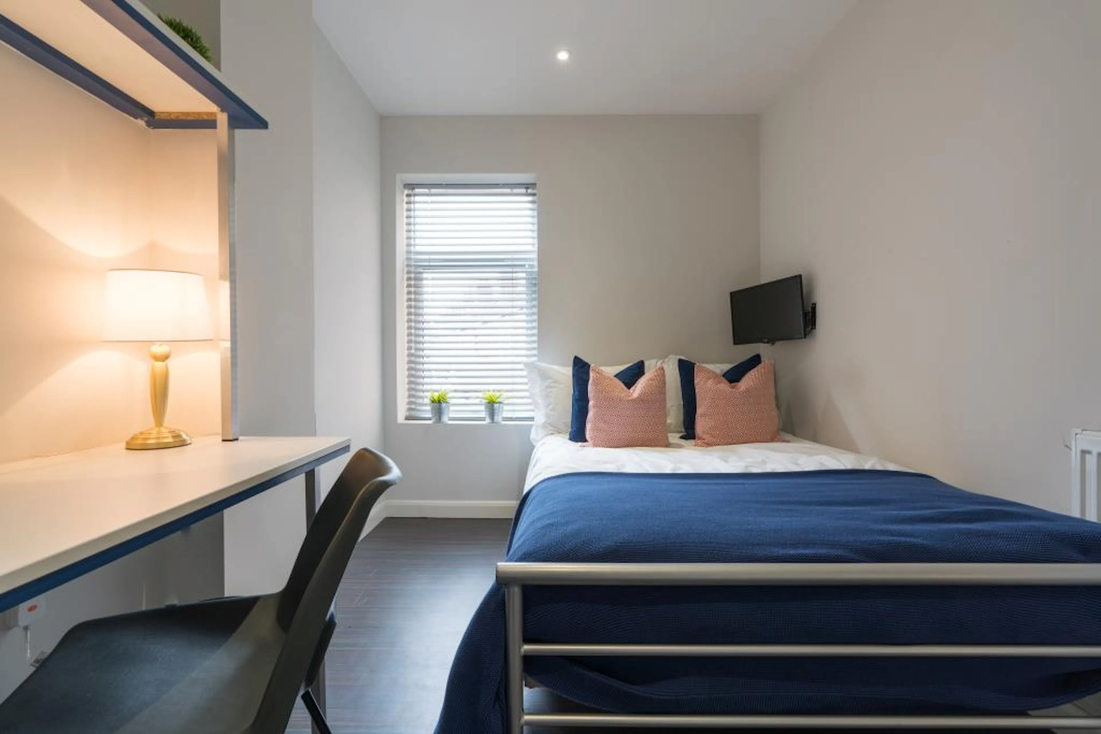 5 Bedroom Apartment ROOM 1