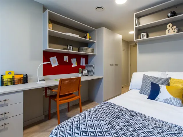 Block B Mid Level Silver En Suite room image 1