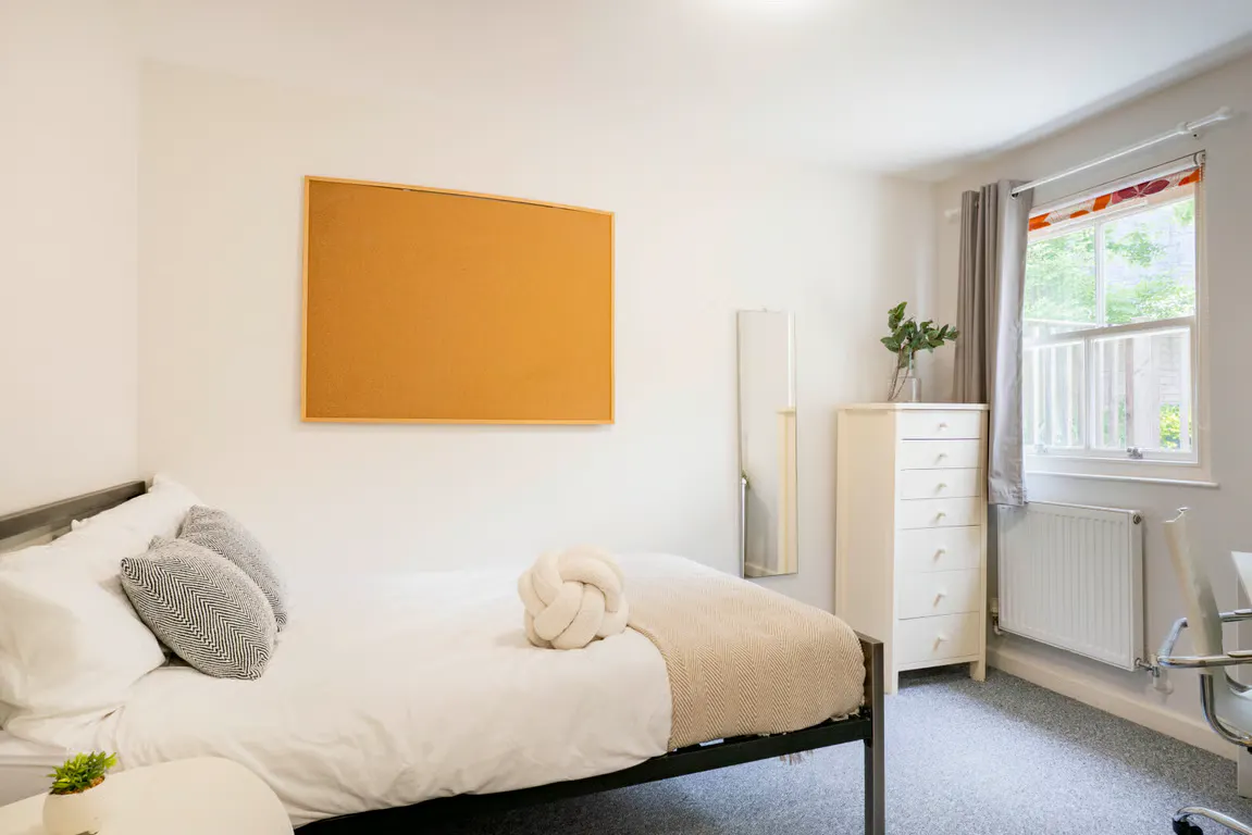 5 Bedroom Apartment ROOM 1