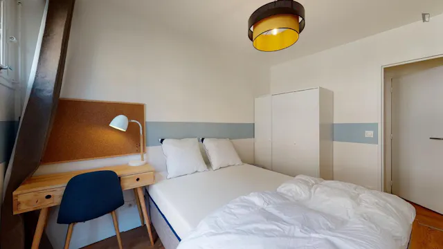 Snug double bedroom in Noisy-le-Sec room image 2
