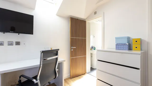 Deluxe room image 2