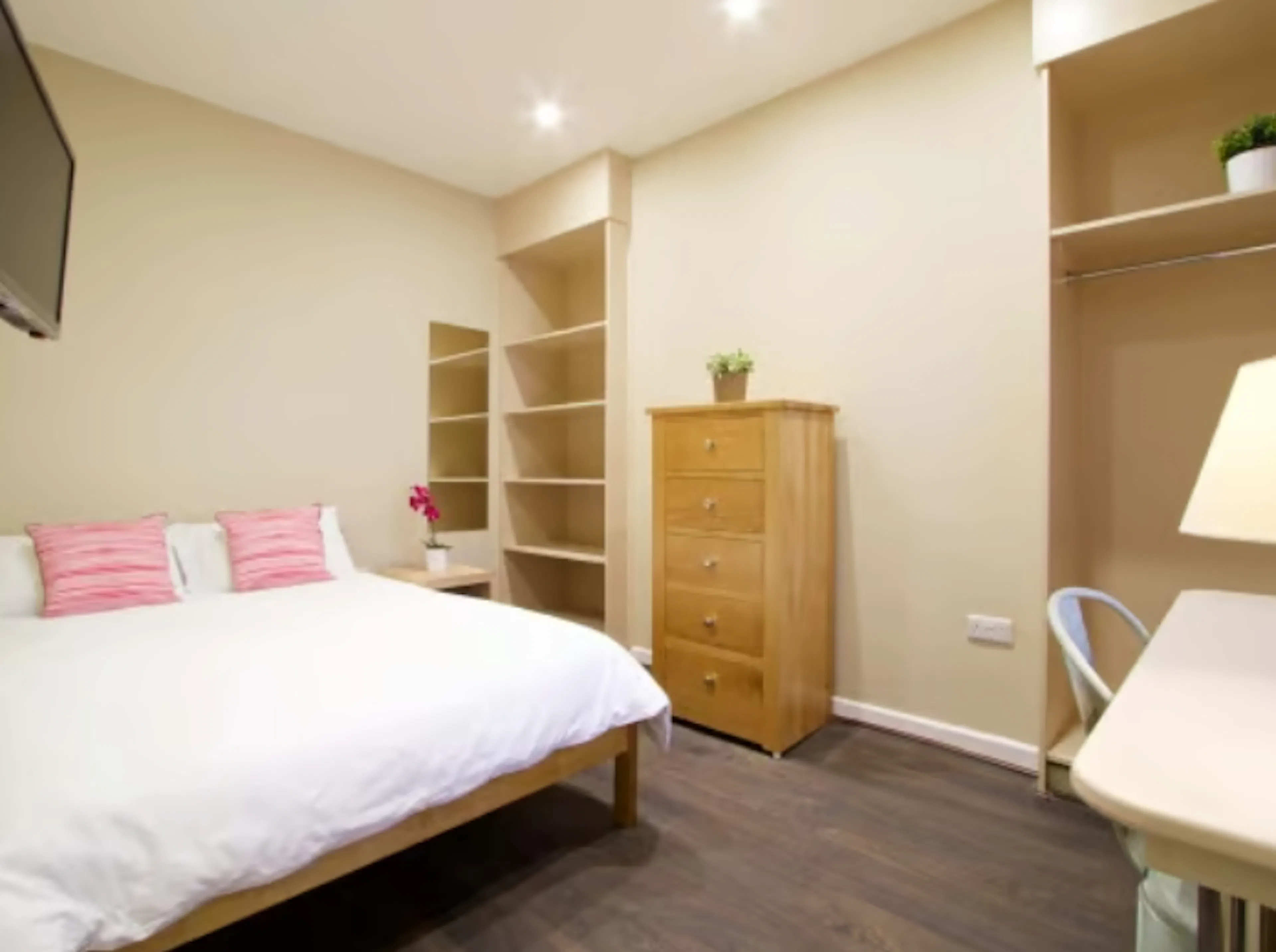 7 Bedroom Apartment ROOM 1