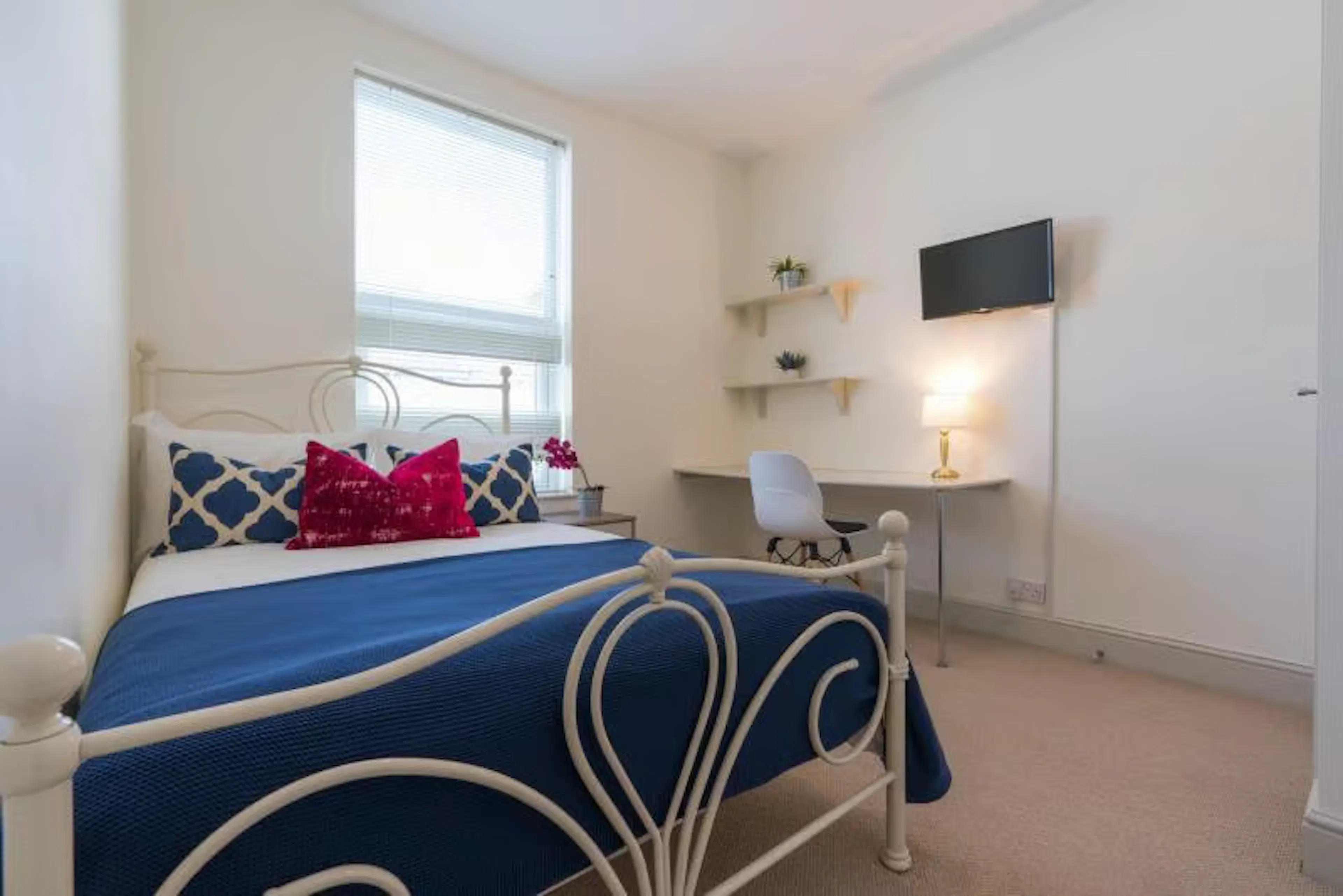 5 Bedroom Apartment ROOM 1