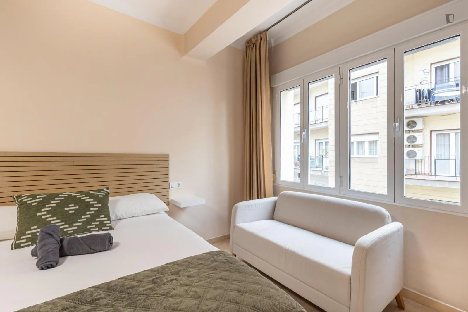 6 Bedroom Apartment ROOM 2