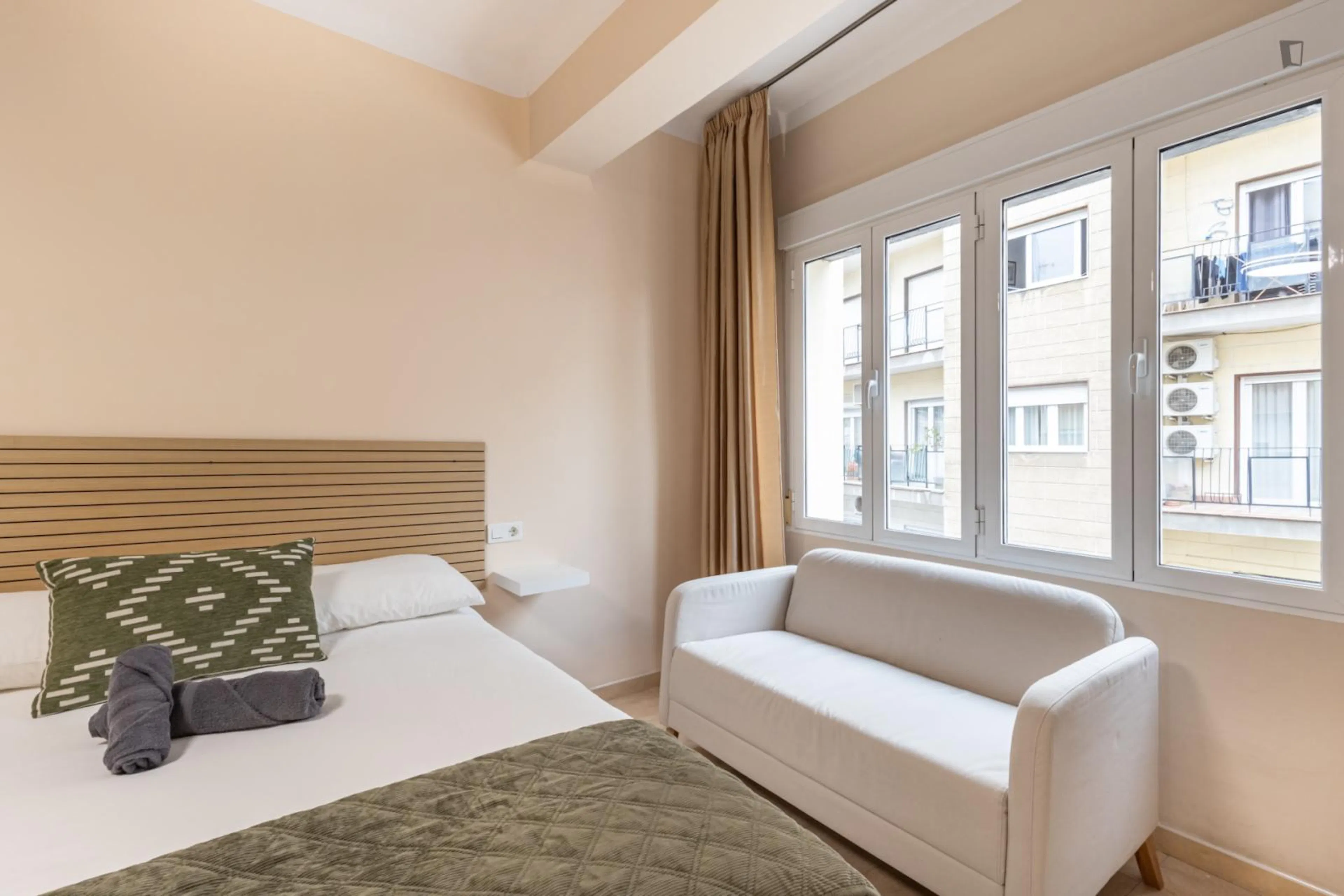 6 Bedroom Apartment ROOM 2