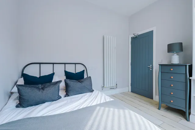 8 bedroom apartment room image 2