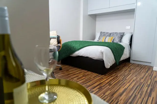 6 Bed Apartment room image 2