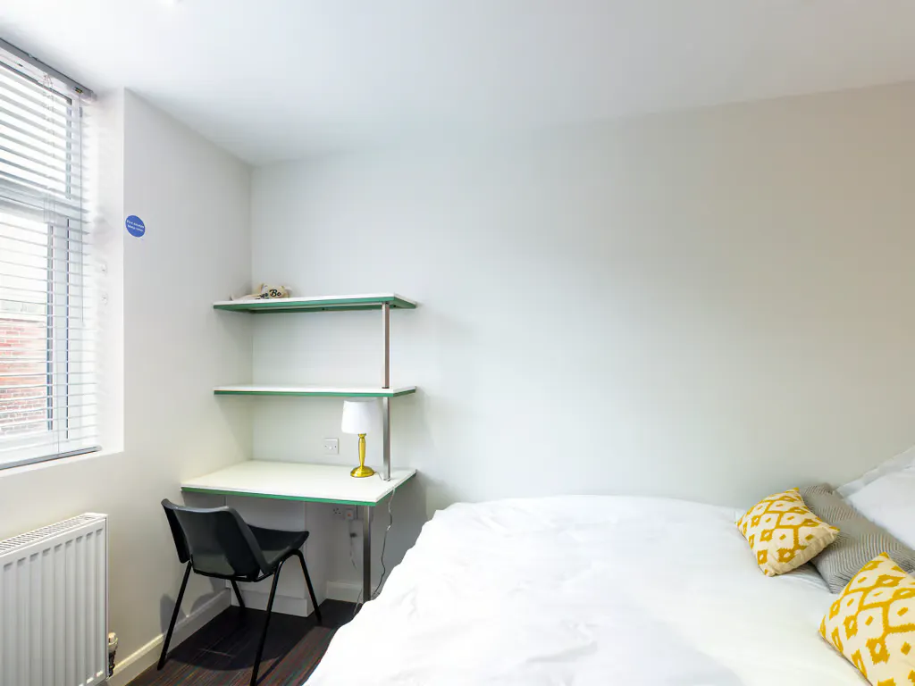 5 Bedroom Apartment ROOM 1