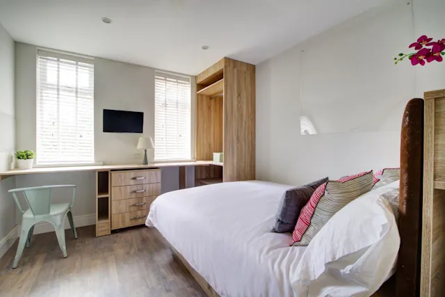 Five Bed Apartment room image 3