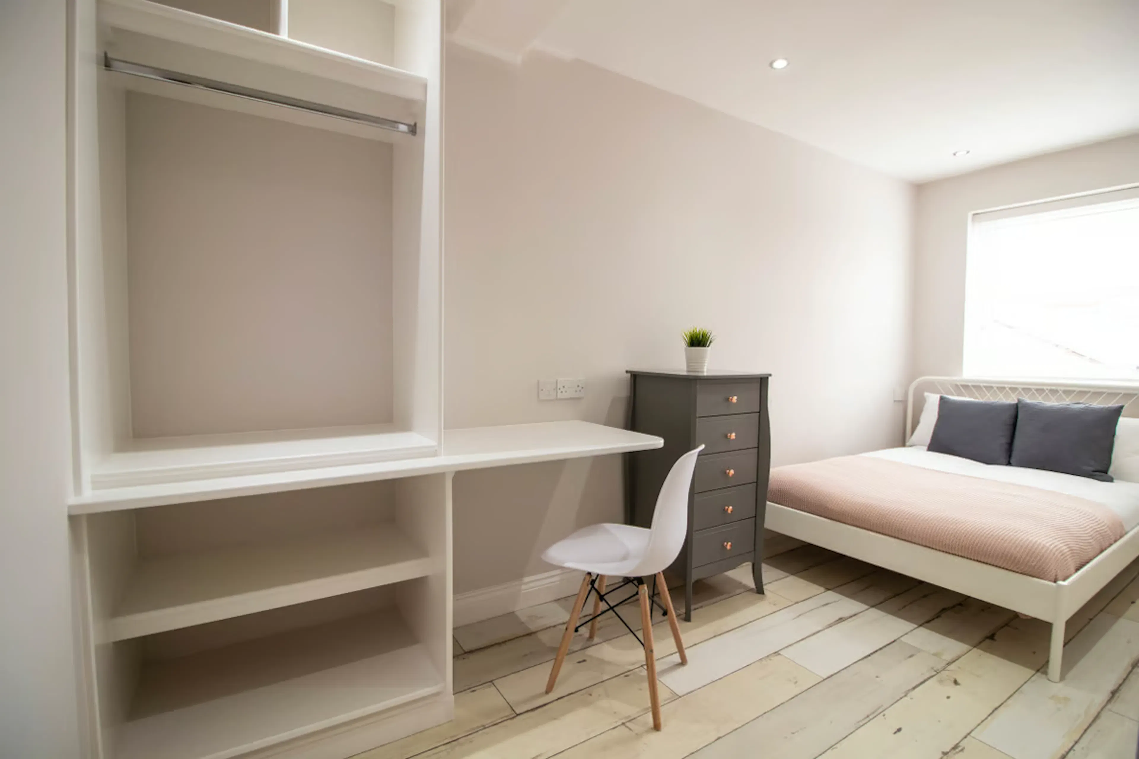 8 Bedroom Apartment ROOM 1
