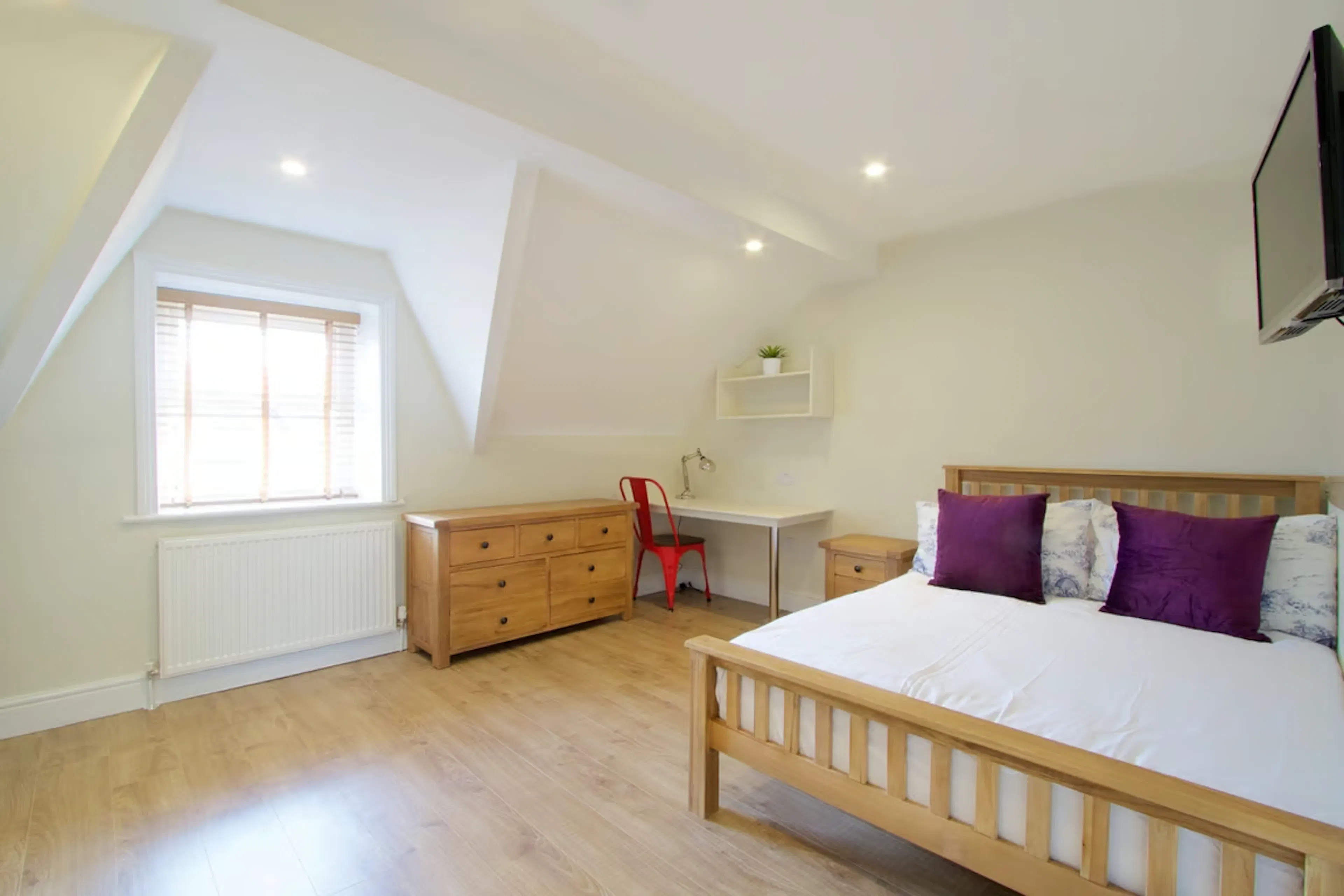 6 Bedroom Apartment ROOM 1
