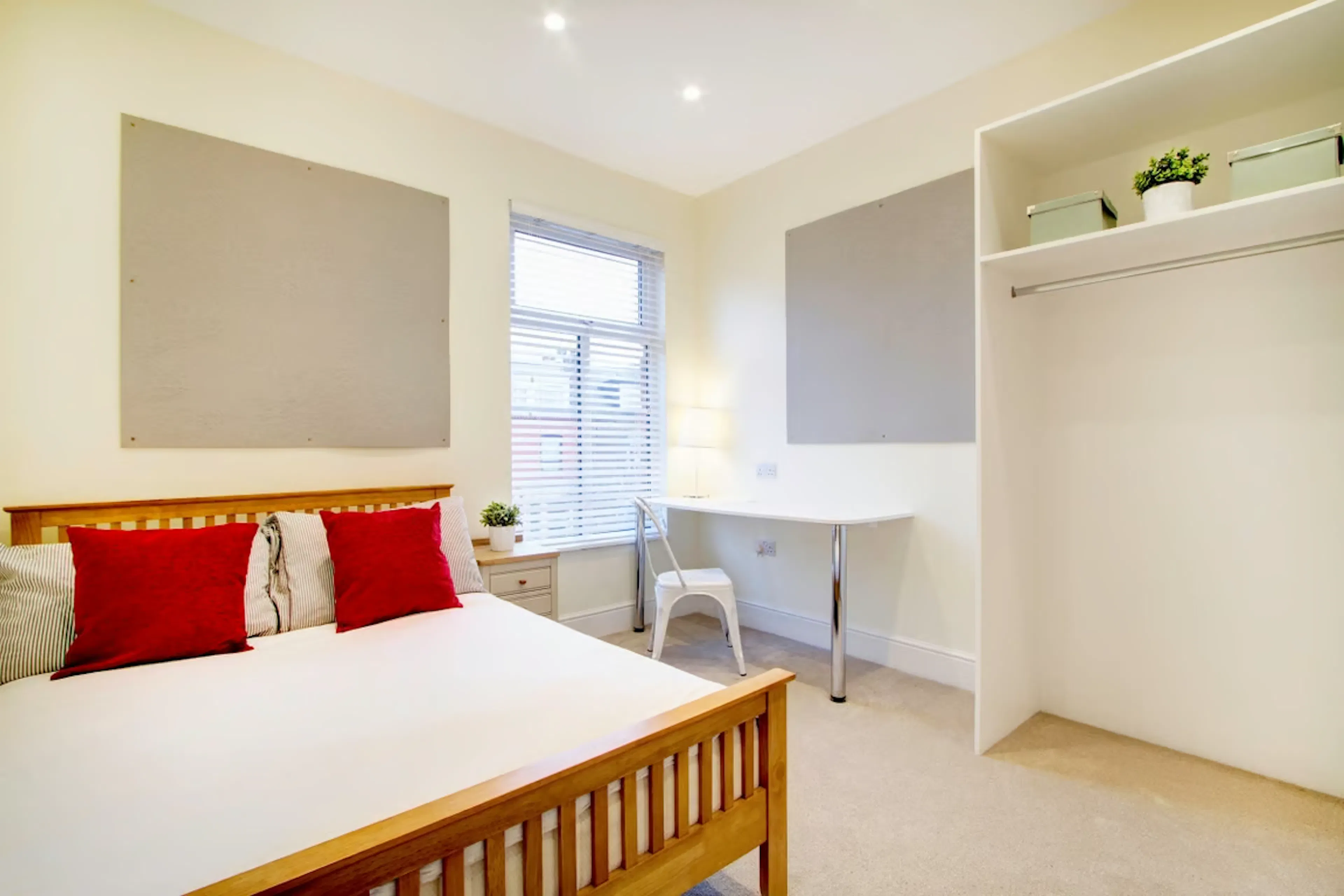 8 bedroom apartment ROOM 1