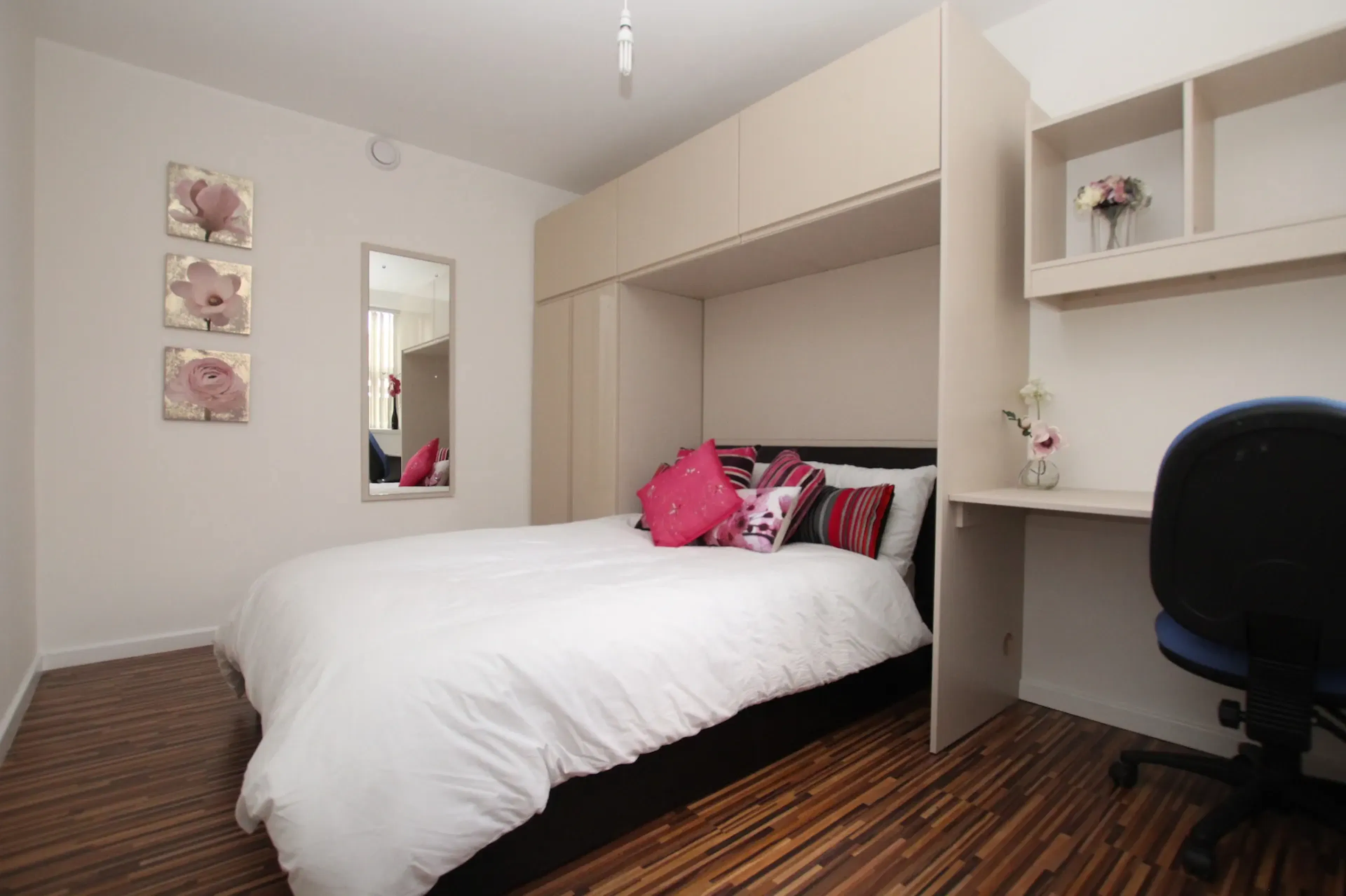 6 Bed Apartment ROOM 2