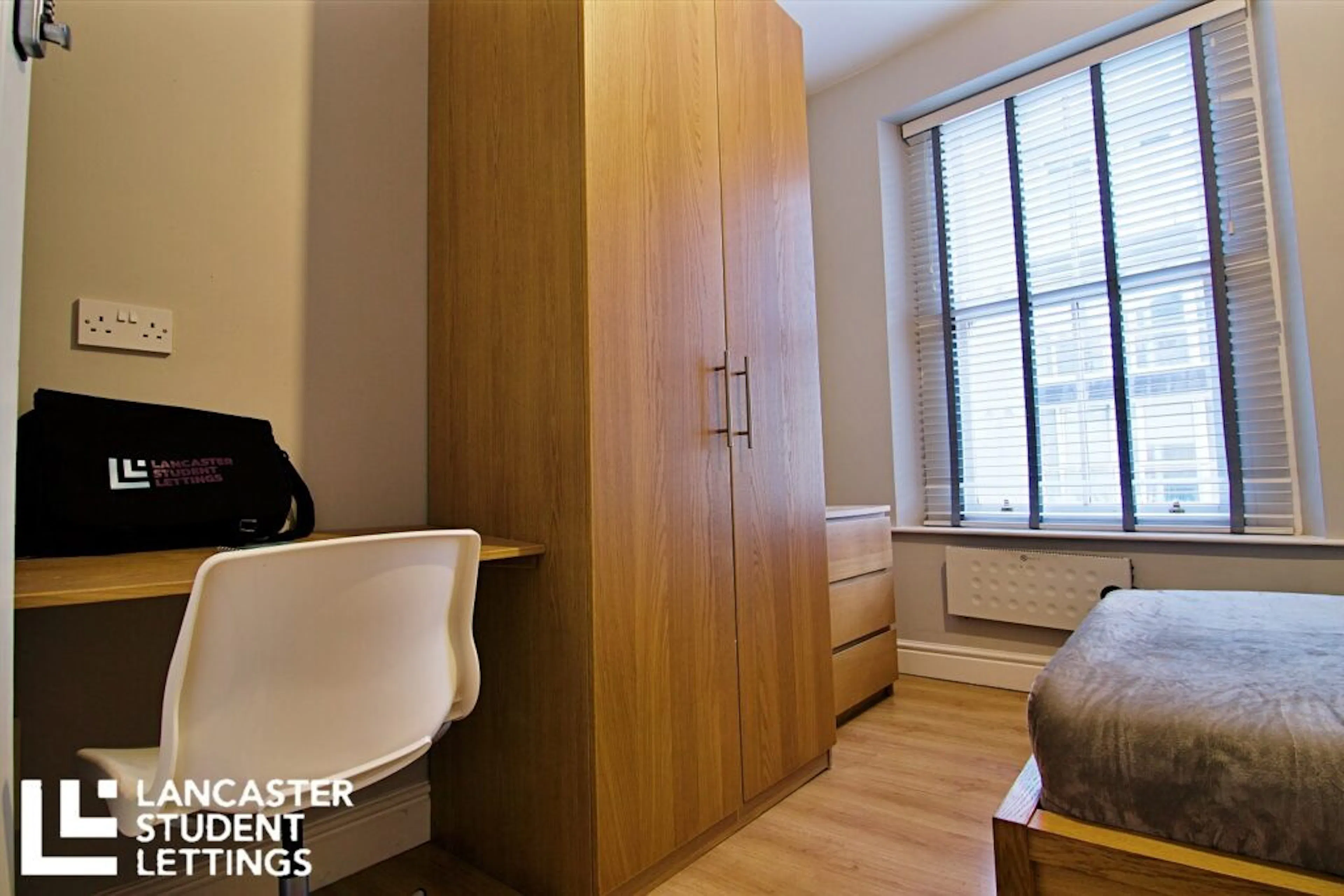 7 Bedroom Apartment ROOM 1