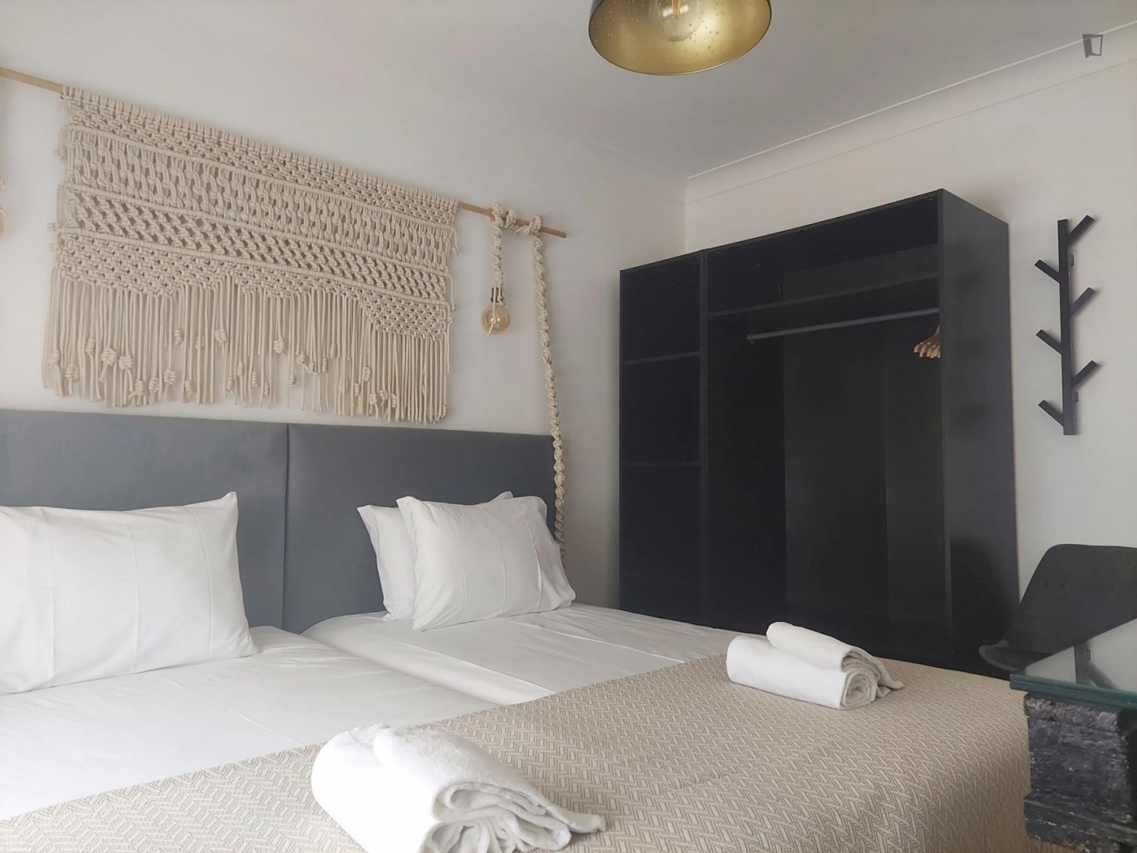 Comfy double bedroom near of the Jardim do Morro ROOM 1