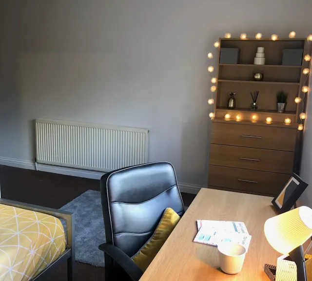 7 Bed House room image 1