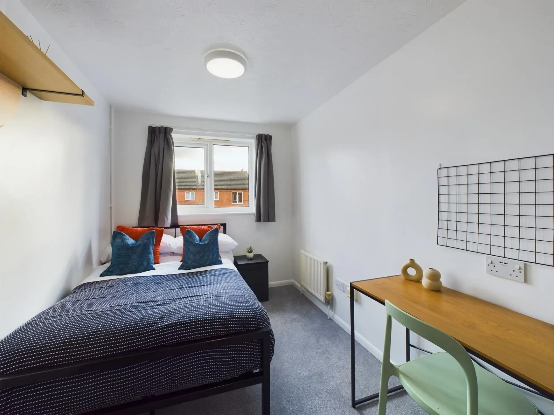 6 Bedroom Apartment ROOM 2