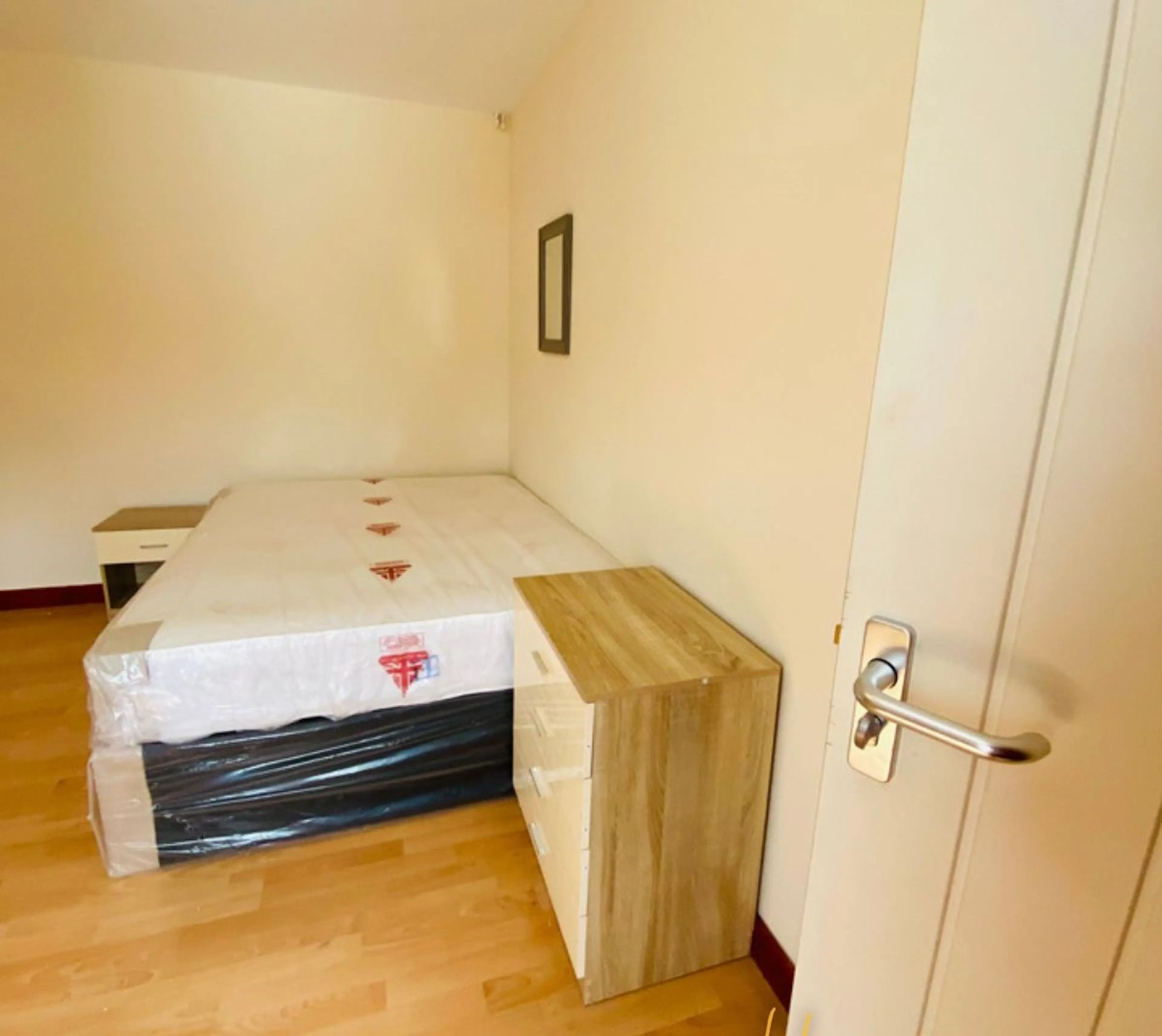 6 Bedroom Apartment ROOM 2