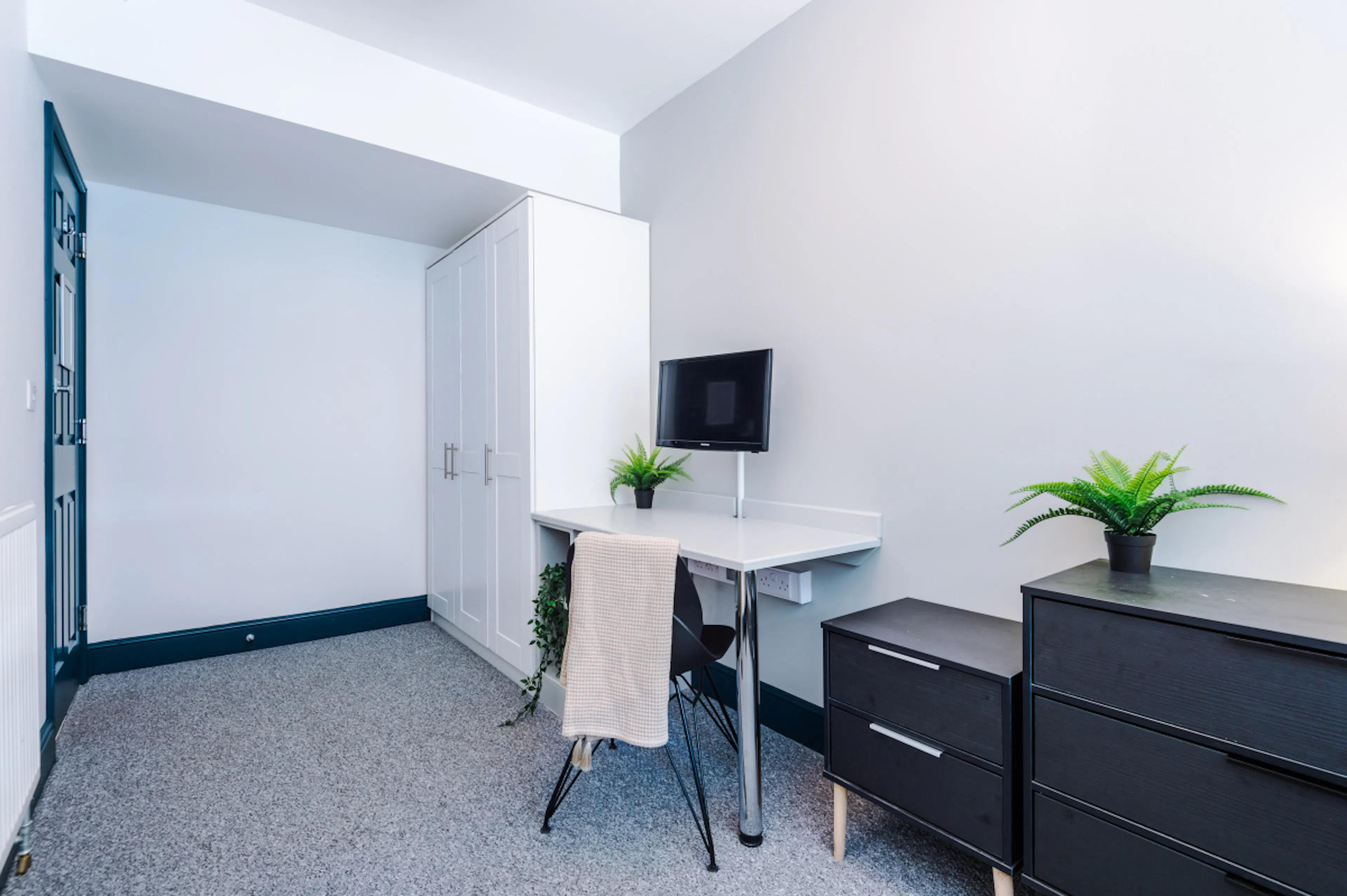 6 Bedroom Apartment ROOM 2
