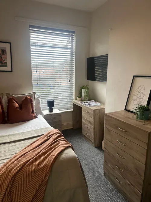 4 Bedroom Apartment ROOM 1