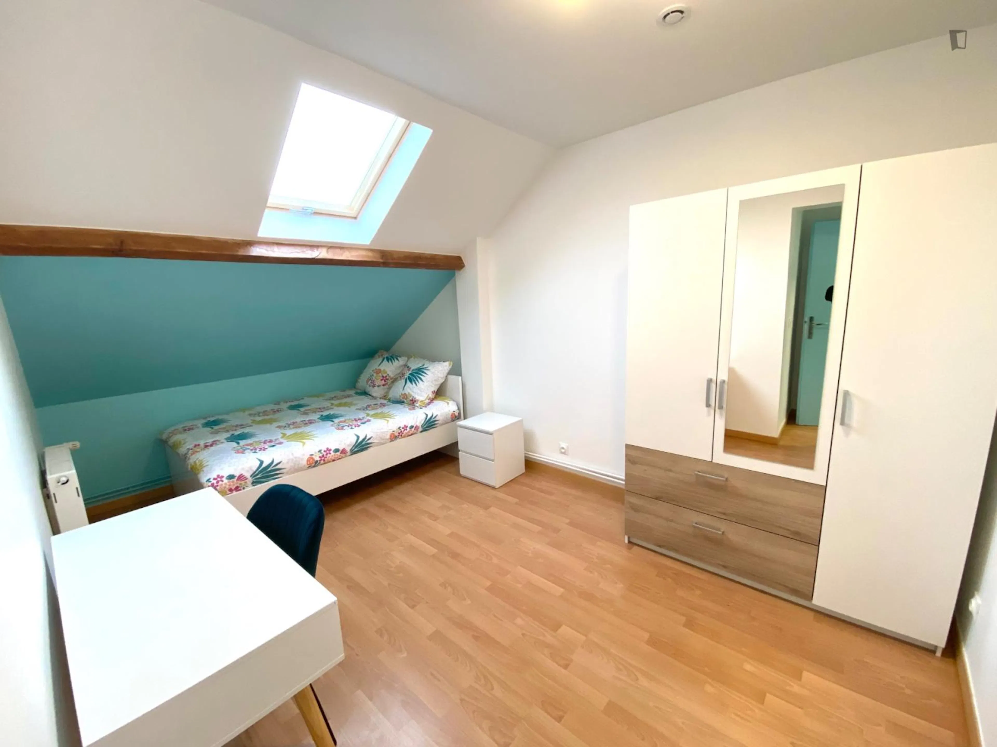 Very nice double bedroom near the Le Chénay train station ROOM 1