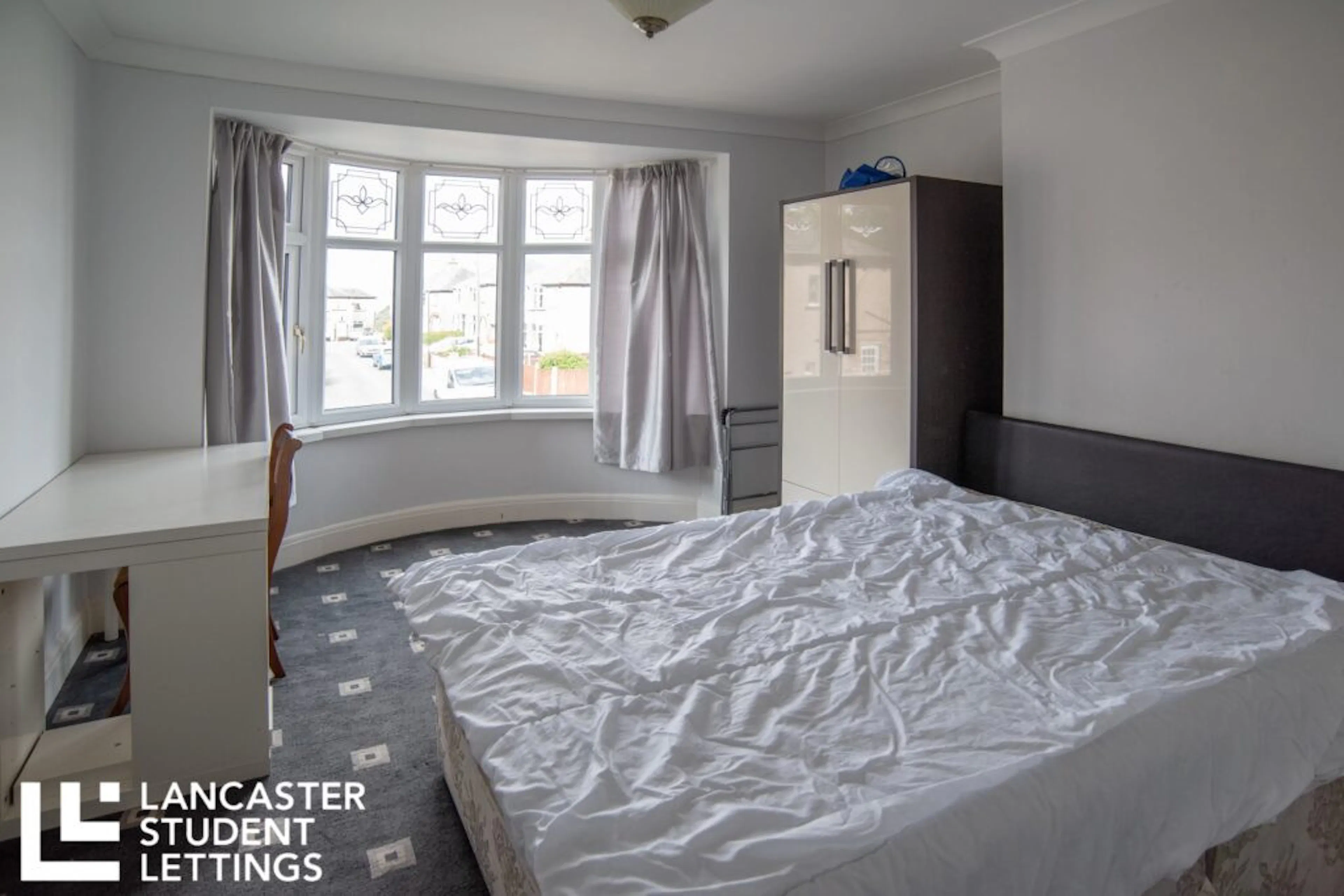 4 Bedroom Apartment ROOM 2