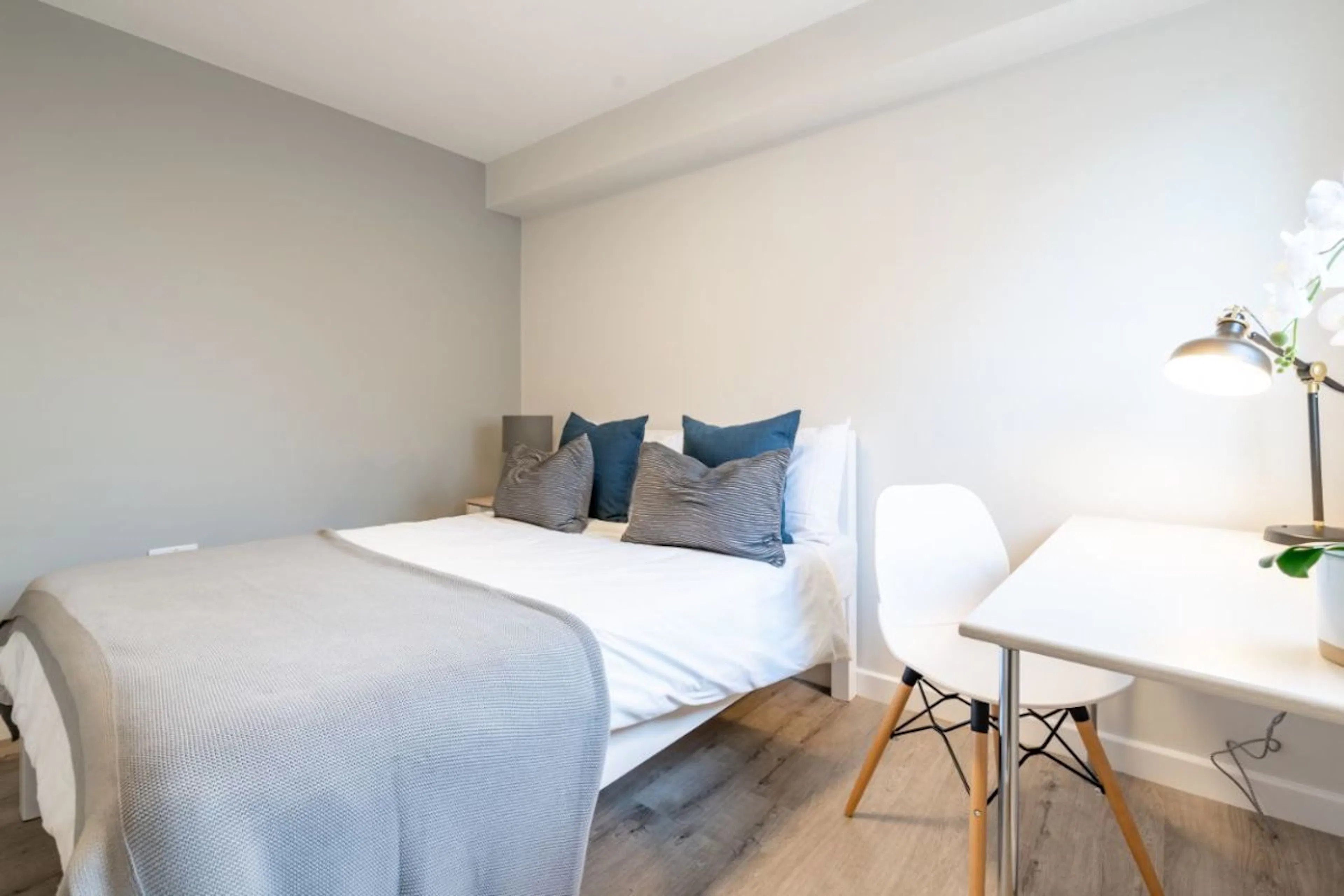 Six Bed Apartment ROOM 3