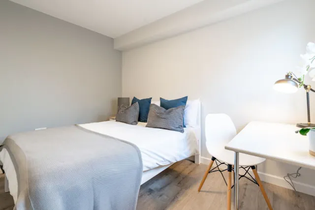 Six Bed Apartment room image 4