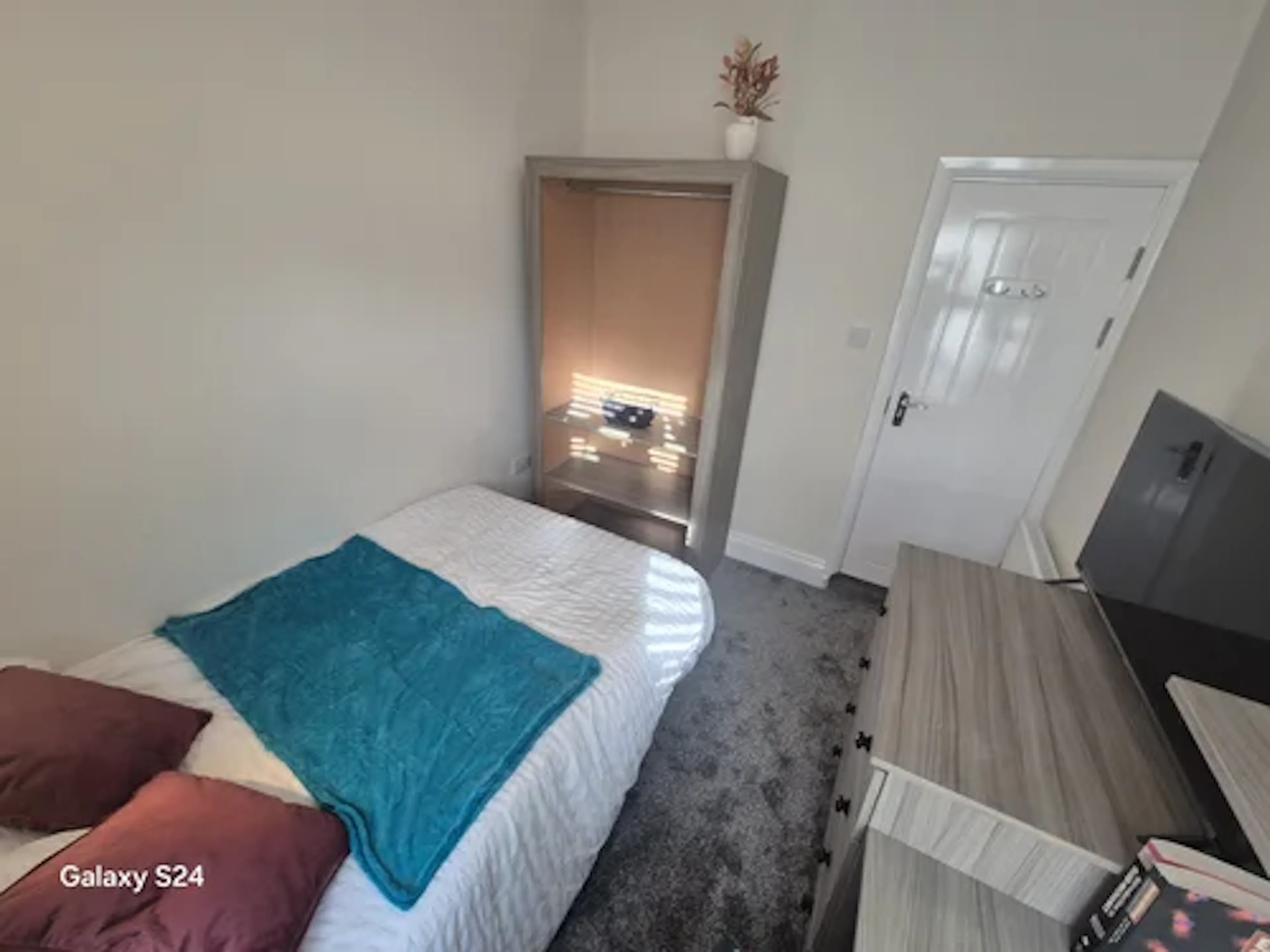 4 Bedroom Apartment ROOM 2