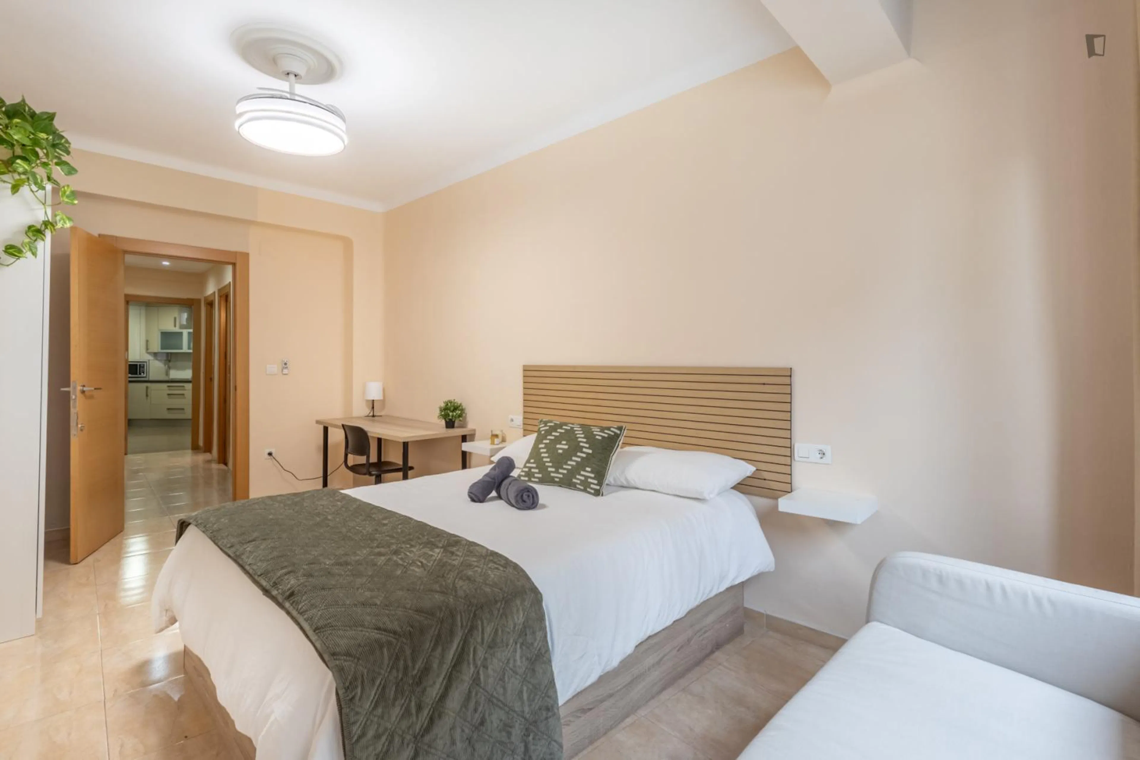 6 Bedroom Apartment ROOM 3