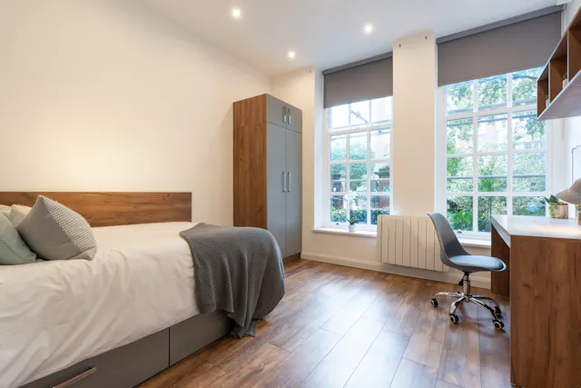 Four Bed Apartment room image 4
