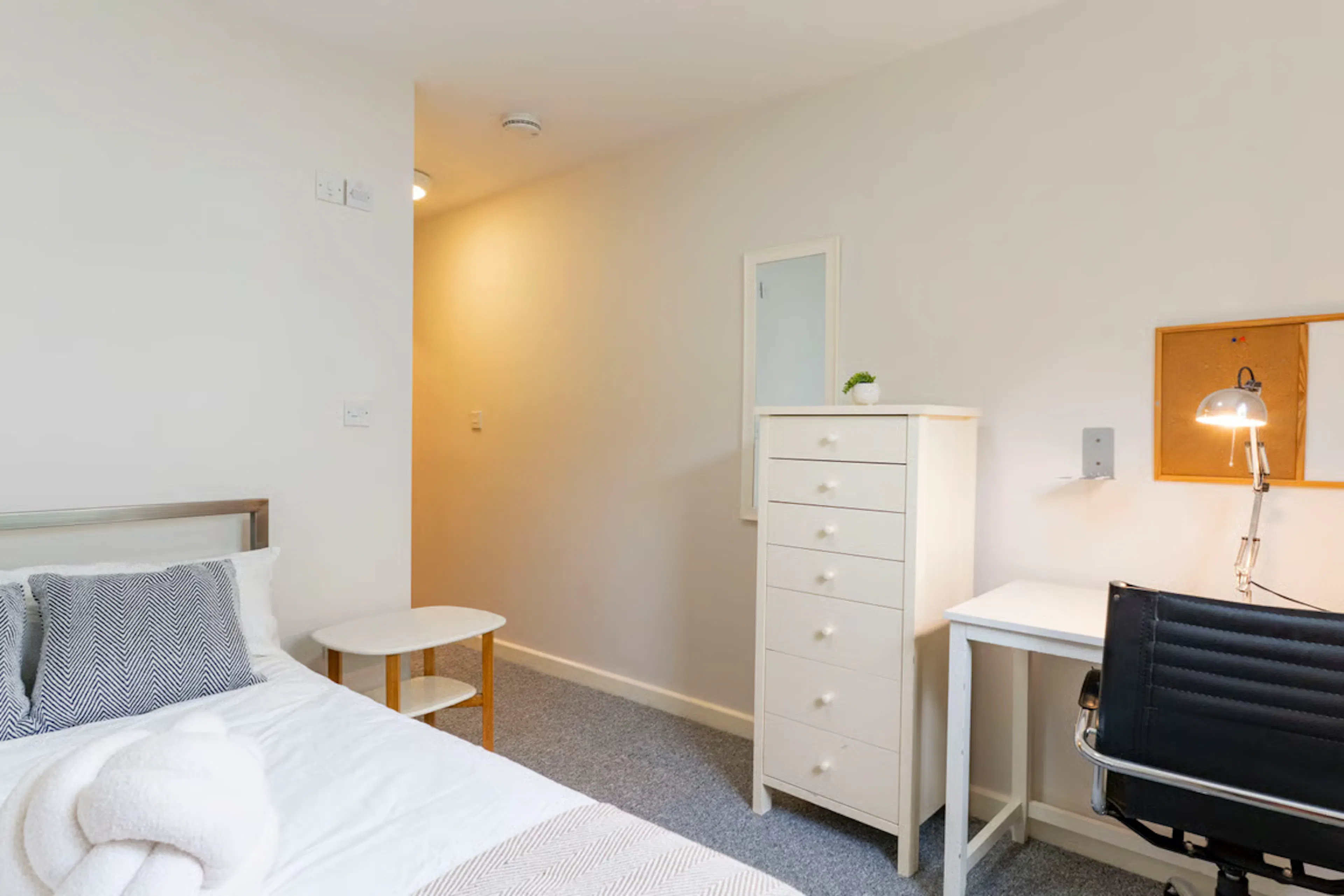 5 Bedroom Apartment ROOM 3
