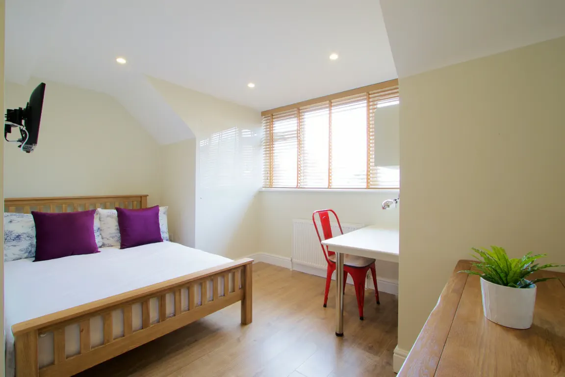 6 Bedroom Apartment ROOM 2